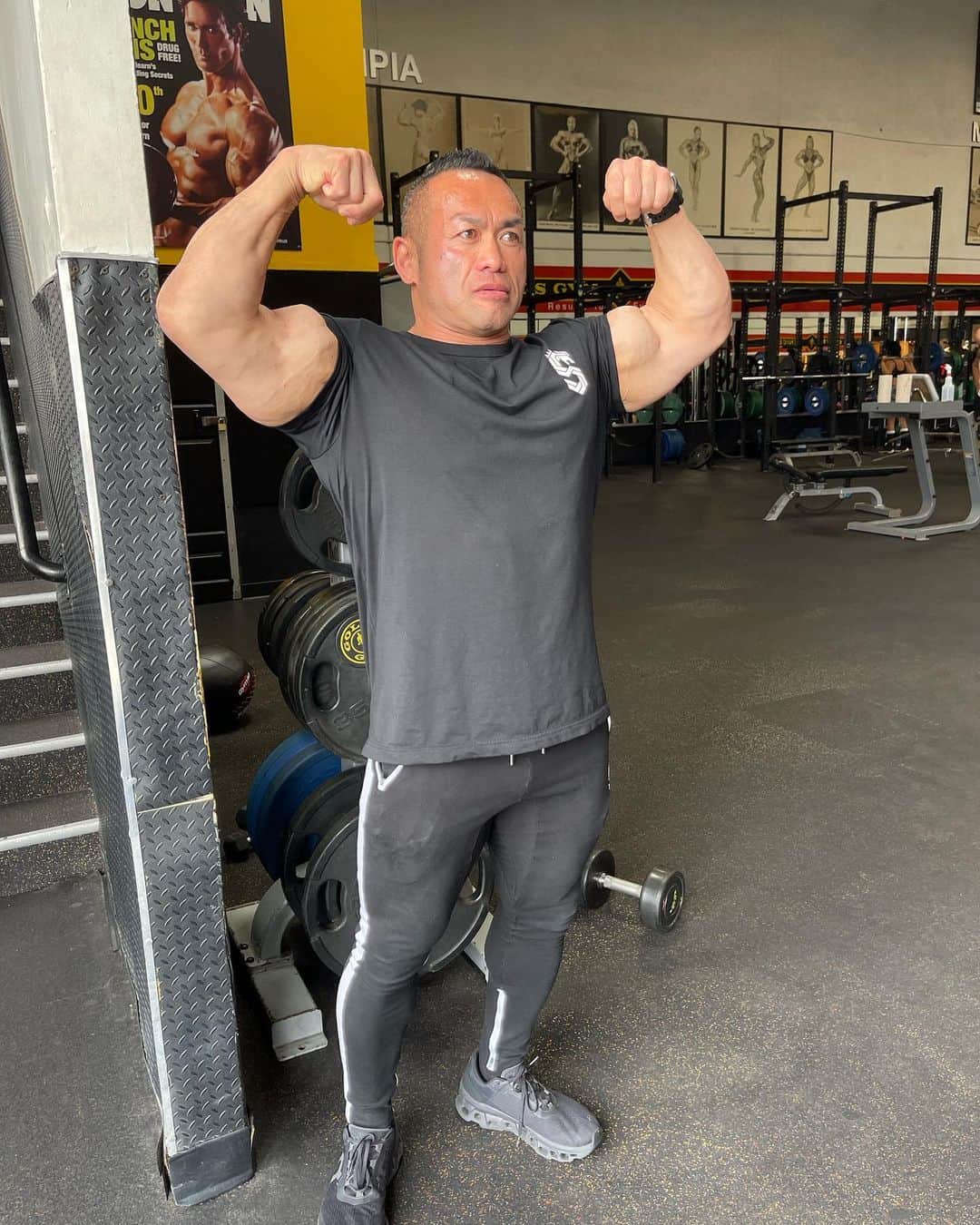 Hidetada Yamagishiさんのインスタグラム写真 - (Hidetada YamagishiInstagram)「Visited @goldsgymvenice1 where I’d done most of the prep in my pro career. So many great memories, sweat and tears. Many people say it’s changed a lot and I actually like it! I would love to come back and get a workout in soon.  Thank you a manager and front staff for letting me in and film.   ヴェニスのゴールドジムに久々に行って来た。10年間何回もコンテスト準備をしてきた思い出のジム、新しいレイアウトなど批判もあるけどやっぱり世界一のジムだな！  トレーニング、栄養を学びたい人用動画講座👇 https://hidetada-yamagishi.shop  筋肉増強・体脂肪燃焼のためのサプリメント👇 https://www.bodicafe.com  オンライン指導(オンライン弟子) DMにてお問い合わせください。」6月15日 14時17分 - hideyamagishi