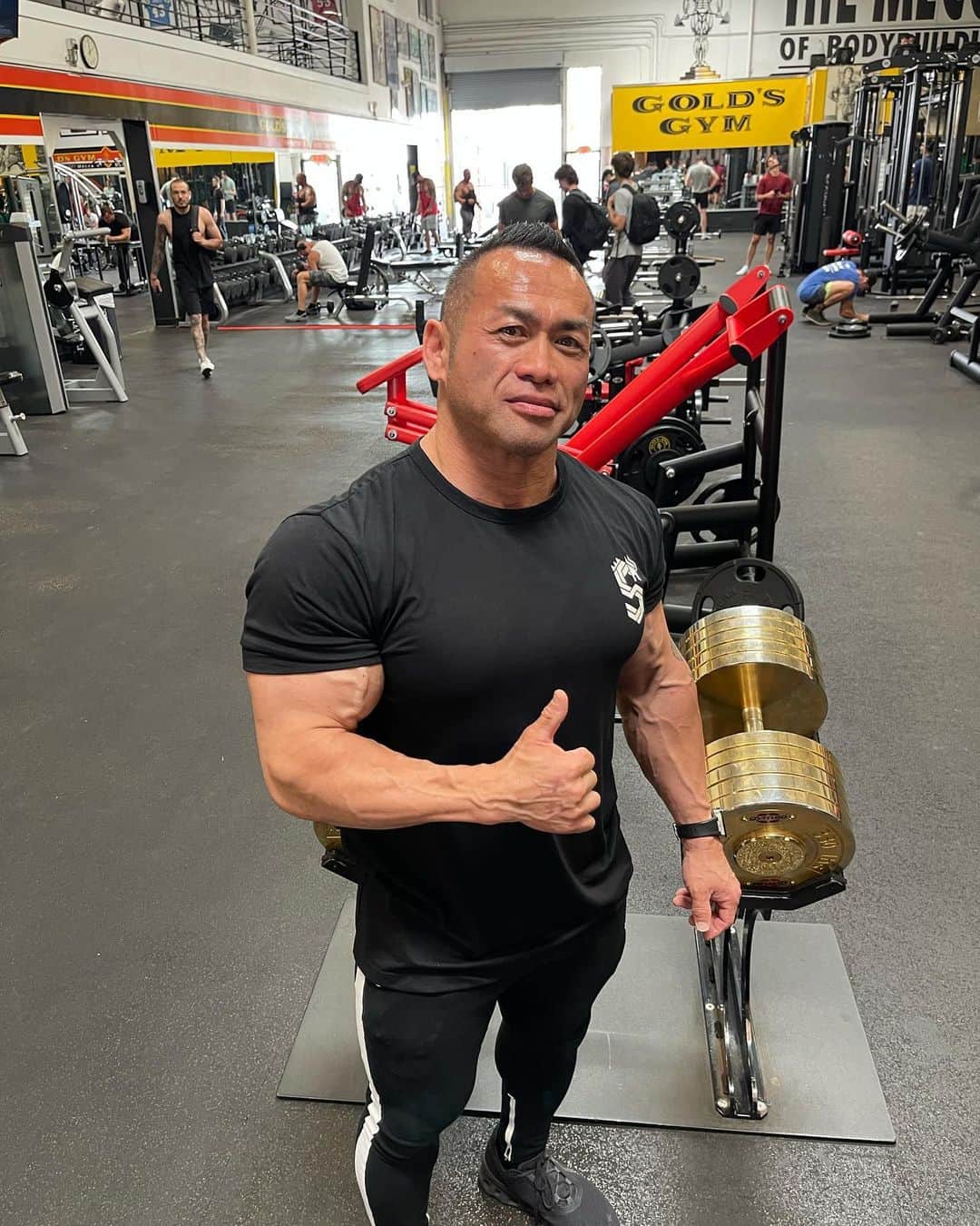 のインスタグラム：「Visited @goldsgymvenice1 where I’d done most of the prep in my pro career. So many great memories, sweat and tears. Many people say it’s changed a lot and I actually like it! I would love to come back and get a workout in soon.  Thank you a manager and front staff for letting me in and film.   ヴェニスのゴールドジムに久々に行って来た。10年間何回もコンテスト準備をしてきた思い出のジム、新しいレイアウトなど批判もあるけどやっぱり世界一のジムだな！  トレーニング、栄養を学びたい人用動画講座👇 https://hidetada-yamagishi.shop  筋肉増強・体脂肪燃焼のためのサプリメント👇 https://www.bodicafe.com  オンライン指導(オンライン弟子) DMにてお問い合わせください。」
