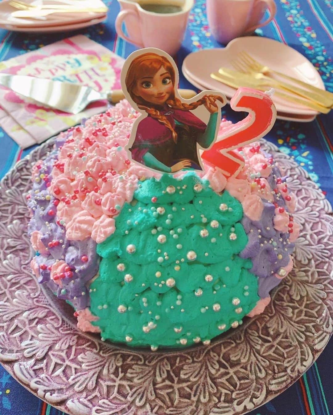 森崎友紀さんのインスタグラム写真 - (森崎友紀Instagram)「長女7歳の誕生日。リクエストのオーロラ姫のドールケーキを作りました。  ドールケーキは、4歳の時のエルサ、5歳の時のラプンツェル、6歳の時のアリエル、次女4歳の時のソフィア、3歳の時のベル、2歳の時のアナ、3女1歳の時のジャスミンに続いて8台目になります。 残るプリンセスは白雪姫とシンデレラ！  オーロラ姫のドレスはピンクなので、薄いピンクと濃いピンクのクリームでバラ絞り、アクセントに白を絞りました。  最近はヒラヒラしたデザインやスカートも嫌がるようになり、モノトーンのシンプルな服を選ぶお姉さんになりました∑(ﾟДﾟ) プリンセスのワンピースやヒラヒラの服を喜んでいた時期を懐かしく思います＾＾  成長して行く姿を見て子育ての喜びを感じる毎日… 誕生日は娘に感謝の日です。  #森崎友紀#幼児食#料理#cooking#手作りケーキ#誕生日ケーキ#7歳の誕生日ケーキ#オーロラ姫#オーロラ姫のケーキ#プリンセスケーキ#産まれてきてくれてありがとう」6月15日 14時21分 - morisakitchen