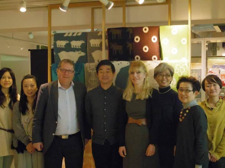 ecomfort（エコンフォート）のインスタグラム：「私たちecomfortHouseは来年20年、そして皆川明さんとコラボしたKLIPPANブランケットは今年で10年。なんだか感慨深いものがある今日この頃です。  スウェーデンKLIPPANからヨスタ(現在の会長)、そしてパニラ(副社長)、皆川さんとの初顔合わせ、みんなワクワク興奮しました。  左端は愛が成就して今はシアトルで暮らす元スタッフ、このプロジェクトを担ってくれたモッチー、一年一回はオフィスを訪ねてきてくれます。  そのお隣は、今やミナペルホネン社長の田中さん。  右端は今はテキスタイルデザイナーで活躍中の青山かよ、今もKLIPPAN担当する高橋啓子、そして私、高橋Suzuki百合子。  変わらぬことと変わること、 あ〜やっぱり感慨に耽ってしまいます。  高橋Suzuki百合子」