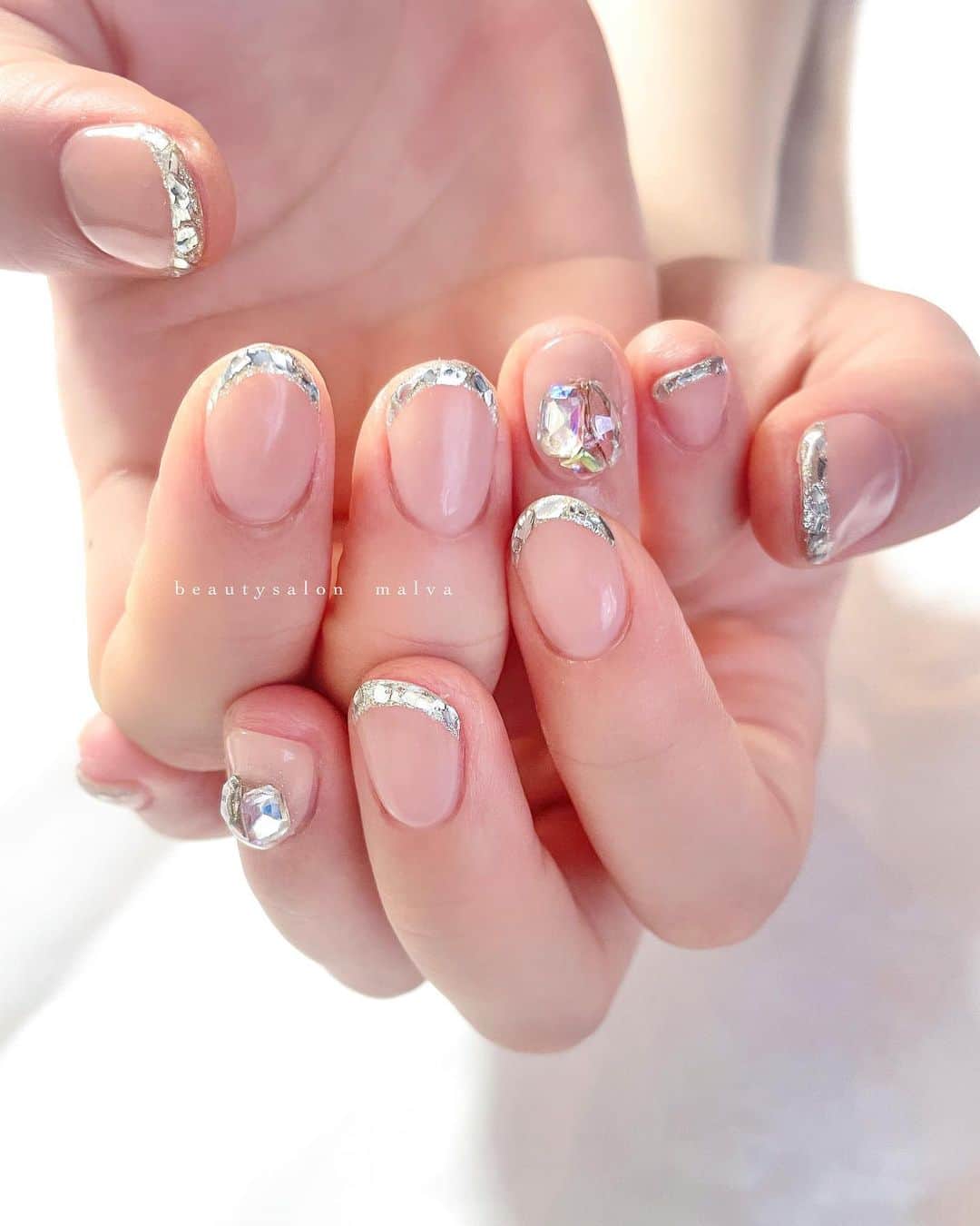nailsalon malva（ネイルサロンマルヴァ）のインスタグラム：「【フレンチスタイル112】でご予約可能🉑 おかりえちゃんとおそろいのガラスフレンチ✨ 先端がほんのりキラリとして上品に見えます✨　 ⁡ そしてオリジナルのベースカラーの肌馴染みが 良すぎて指も長く見えます🥹 ⁡ ⁡ ＿＿＿＿＿＿＿＿＿＿＿＿＿ ⁡ ⁡ 𝐛𝐞𝐚𝐮𝐭𝐲𝐬𝐚𝐥𝐨𝐧 𝐦𝐚𝐥𝐯𝐚⠀ 📍明治神宮前駅｜原宿駅　徒歩𝟑分 ⠀ 💬ご予約やお問い合わせ 𝐋𝐈𝐍𝐄から承っております @ 𝐦𝐚𝐥𝐯𝐚 ⁡ お気軽にご連絡ください♡ ⁡ ⁡ ＿＿＿＿＿＿＿＿＿＿＿＿＿＿ ⁡ ▸ジェルネイル｜スカルプ｜ケア ▸まつげカール｜まつげエクステ ▸ハーブよもぎ蒸し ▸ワックス脱毛 ⁡ ⁡ \ アシスタント募集中💁‍♀️ / ⁡ ▸リモート可オンラインの画像動画制作アシスタント ▸サロンワーク全般アシスタント ⁡ ⁡ ⁡ ⁡ ⁡ ⁡  #ガラスフレンチネイル #フレンチネイルデザイン #ガラスフレンチ #malva #malvaネイル #大人きれいめネイル #肌馴染みカラー #ベージュネイル  #nails #原宿ネイル #上品ネイル  #表参道ネイル #東京ネイルサロン　#明治神宮前ネイル #新宿ネイル #千駄ヶ谷ネイル #池袋ネイル #harajukunails #tokyonails #tokyonailsalon ⁡」