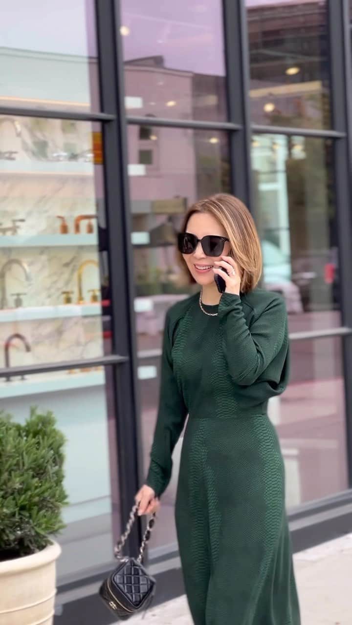 ヒロコグレースのインスタグラム：「アメリカでビジネスをするって、 かなりアドベンチャー。  心臓🫀が毛だらけになるほど、 交渉に負けない精神力が必要だったり。  もうゲーム感覚😆  でも、これまでのコーチング経験と ブランディング術が めちゃくちゃ役に立つ♡  ドキドキ💓スレスレ😅  強くなっていくけど、 鍛えられていく感覚は意外に好き😊  頑張るぞ♡  交渉力磨いて還元するね♡  #selfmadewomen #enterpreneur  #mastermind」