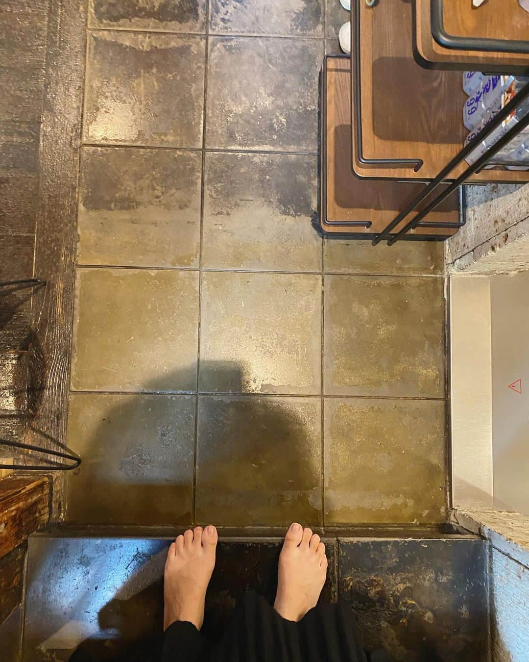 小水彩さんのインスタグラム写真 - (小水彩Instagram)「引っ越すというのに入会してしまった、神聖なヨガスタジオ🧘‍♀️  マテリアルもどタイプなものばかり。是非新居に反映していきたい〜😍  最近の私の特技はタイルや床材をみただけで、どこの会社のものか分かるようになってきたこと😂  変な特技を身につけ中です。  #yoga #tokyo #アシュタンガヨガ」6月15日 14時31分 - aya_iitoto