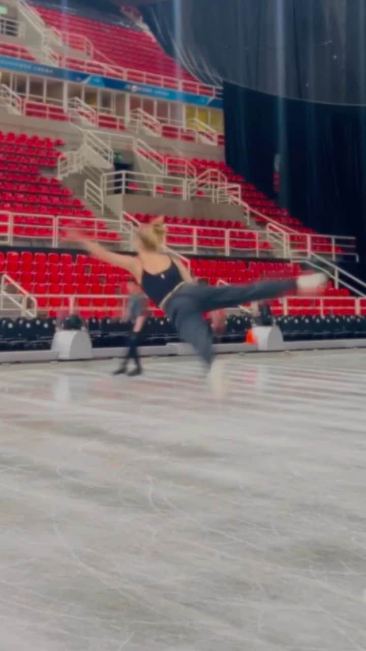 アシュリー・ケインのインスタグラム：「opening night in Rio de Janeiro!! ☺️  #figureskating #iceskating」