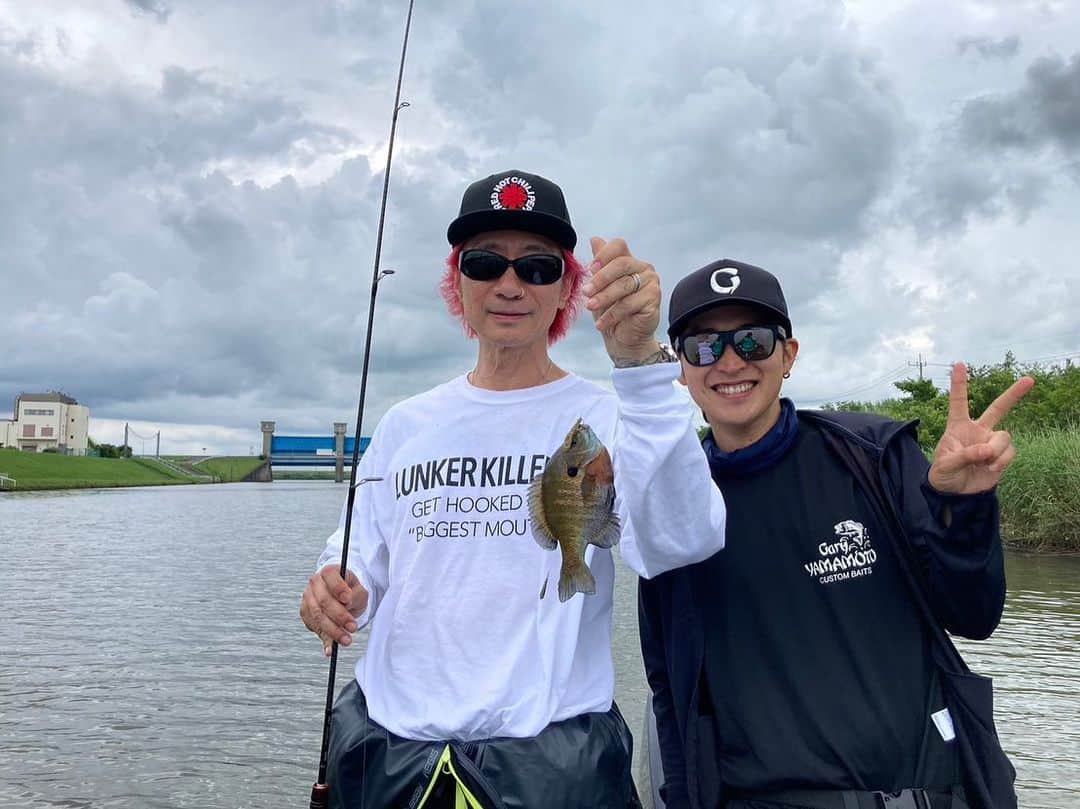 Ju-kenのインスタグラム：「久しぶりのオフを友達と釣りへ🎣  念願のバスはお預けという残念な結果でしたが、目一杯遊ばせてくれた自然に感謝😆💜💜💜  Special Thanks to @teru_s1973 @kousuke.drums  @lunkerkiller_1998」