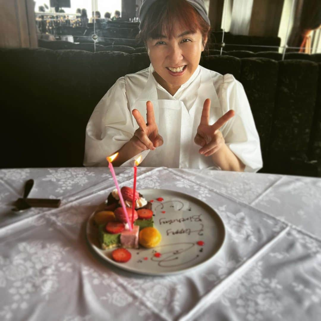 白石みずほさんのインスタグラム写真 - (白石みずほInstagram)「__ママのお誕生日でした🎂 1時間だけパパッとでしたがお祝いできた🥂  大切な人のお誕生日を お祝いできるって幸せですよね🐣♡  ママおめでとう🎉✨ 産まれてきてくれてありがと〜！  #ママ #私より乙女 #お願い事何したのかな #おめでとう #素敵な一年にしてね」6月15日 5時44分 - mizuhoshiraishi