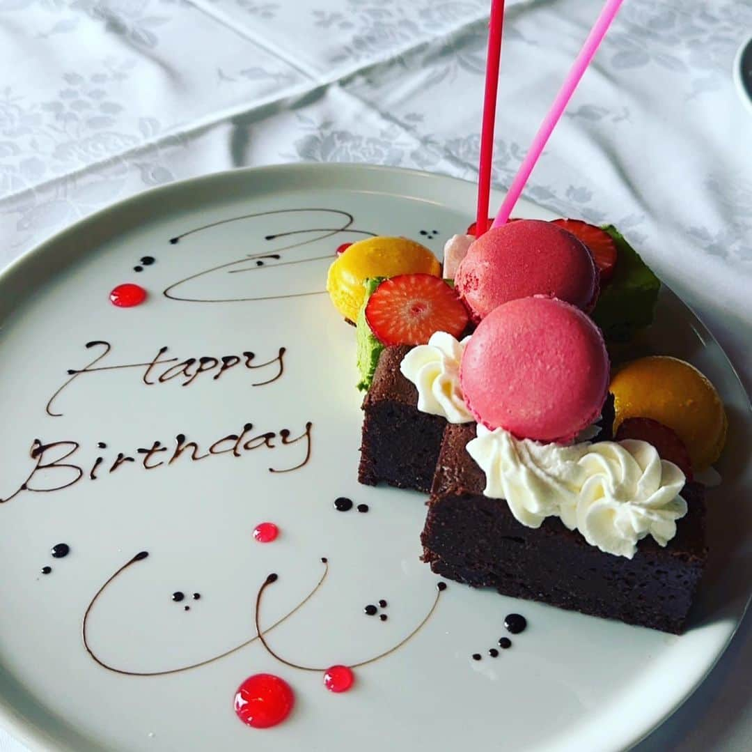 白石みずほさんのインスタグラム写真 - (白石みずほInstagram)「__ママのお誕生日でした🎂 1時間だけパパッとでしたがお祝いできた🥂  大切な人のお誕生日を お祝いできるって幸せですよね🐣♡  ママおめでとう🎉✨ 産まれてきてくれてありがと〜！  #ママ #私より乙女 #お願い事何したのかな #おめでとう #素敵な一年にしてね」6月15日 5時44分 - mizuhoshiraishi