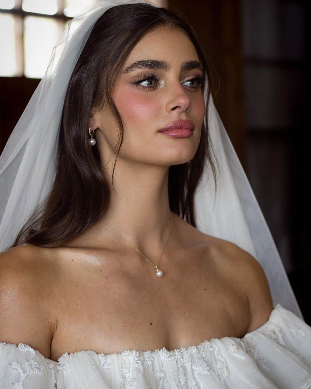 Carolina Gonzalezさんのインスタグラム写真 - (Carolina GonzalezInstagram)「🤍T A Y L O R🤍BLUSHING BRIDE 🎀 @taylor_hill  #MakeupbyMe @cgonzalezbeauty  Assisted by @veronicagaona  Photo by @thebeautycine  Hair @daniellepriano  Assisted by @kellihoff #TaylorHill  #CGonzalezBeauty  #ArmaniBeauty    USING:    @armanibeauty  Luminous Silk Glow Blush 51 Luminous Silk Concealer 5.25, 5.75  Luminous Silk Foundation 5.75, 5.8  A Contour 21 Eye Tints 42, 18m, 22m, 36m  Luminous Silk Glow Setting Powder 4, 5.5  Lip Power 109 Eyes To Kill Mascara Classico」6月15日 5時47分 - cgonzalezbeauty