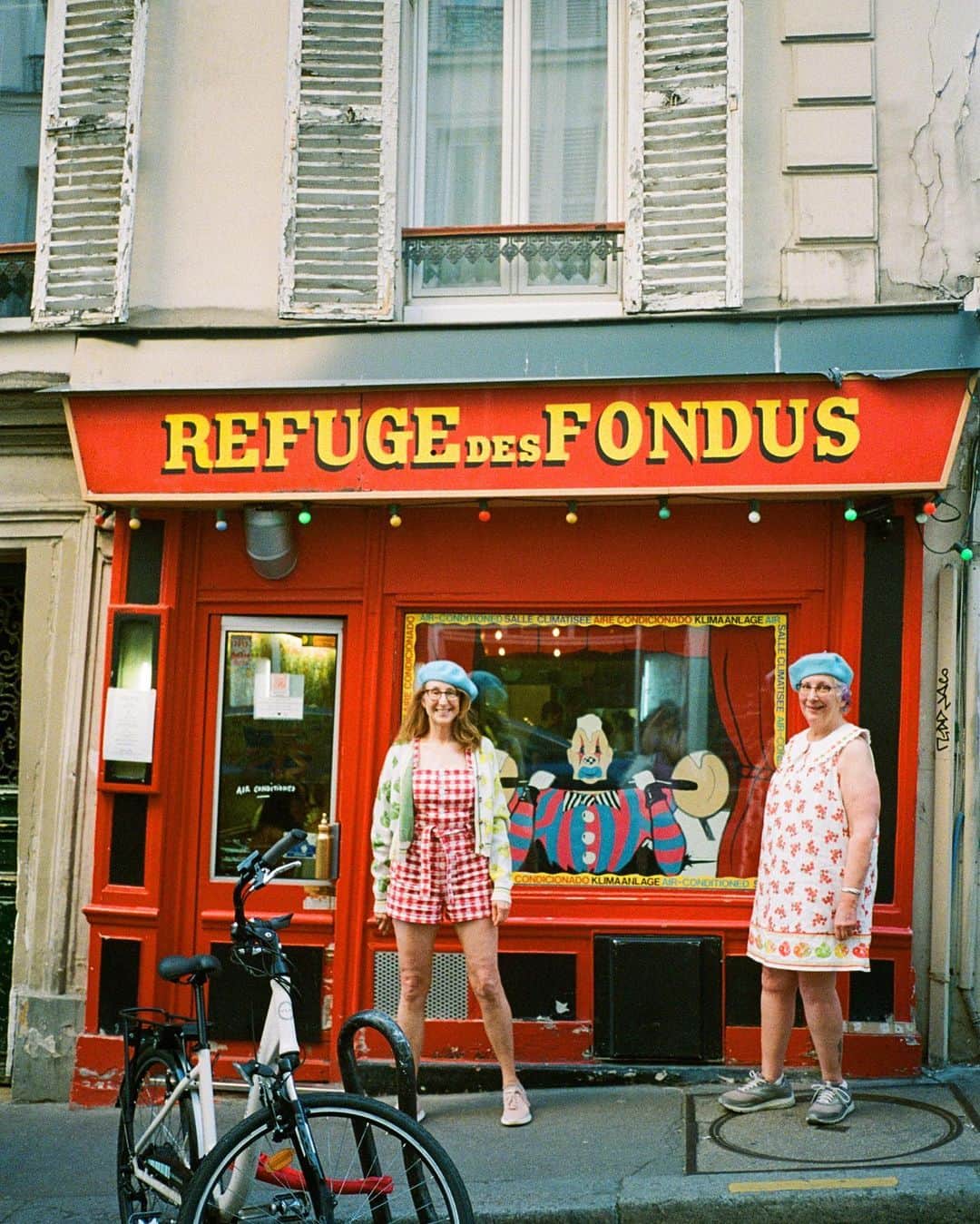 レイチェル アントノフさんのインスタグラム写真 - (レイチェル アントノフInstagram)「More of Mindy & Shira taking Paris from the “Will you take our picture” shoot 📸🧀」6月15日 6時00分 - rachelantonoff