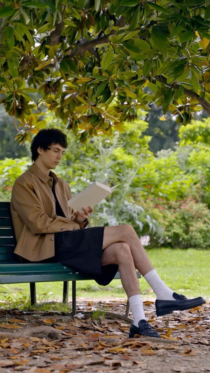 のインスタグラム：「A contemporary rewrite of culture.  In advance of Valentino The Narratives, the upcoming menswear show, “A Little Life” by Hanya Yanagihara gets a self-reflective reread.  Watch the show this Friday, June 16th at 2:00 PM CEST, live from Milan here on Instagram or on Valentino.com  #ValentinoNarratives」