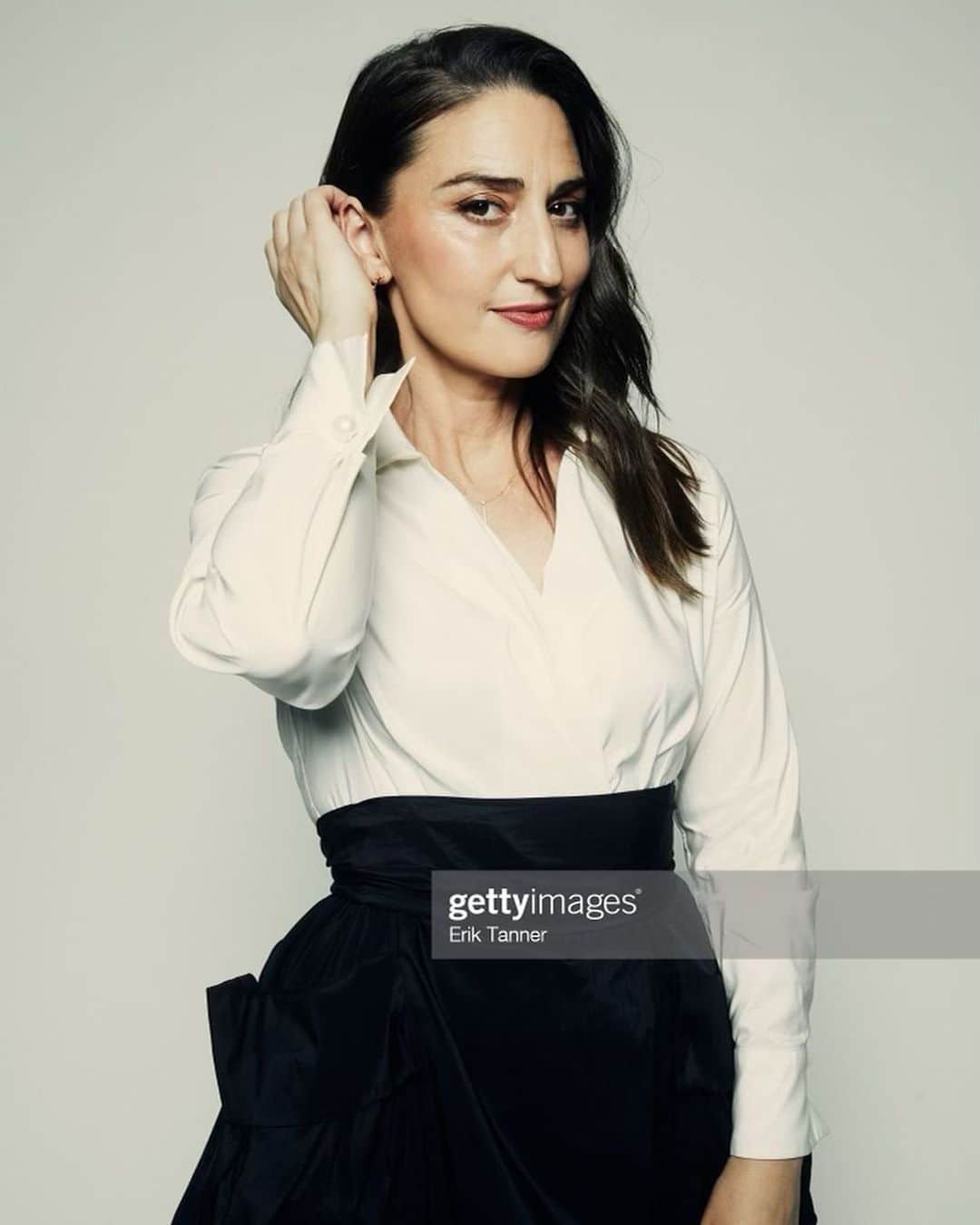 のインスタグラム：「Get styled by @savwhite in a killer dress from @carolinaherrera , some shoes you would play basketball in (if you played basketball)by @charlesandkeithhh, hair by @jemmamuradian, makeup by @tobimakeup - and a fiancé like @joetipps who understands the assignment…. Let your leg go to the ball!!!  @waitressmusical premiere at @tribeca.  Photographs by the amazing @eriktanner」