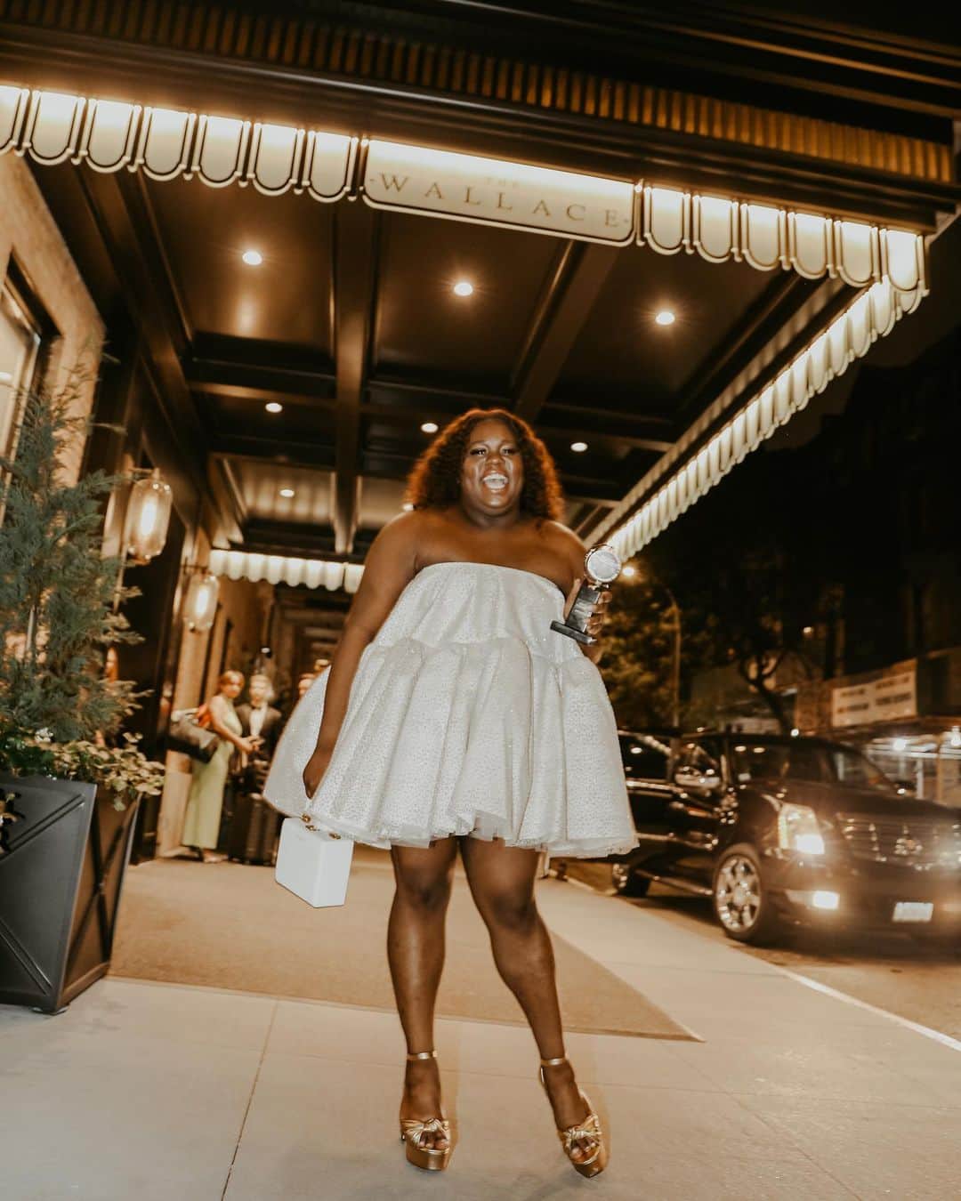 アレックス・ニューウェルのインスタグラム：「I felt magical!!  Hair @snatchinwigz  Make-up @kellybellevue  Dress @christopherpalunewyork  Bag @brandonblackwoodnyc  📸 @drewshade」