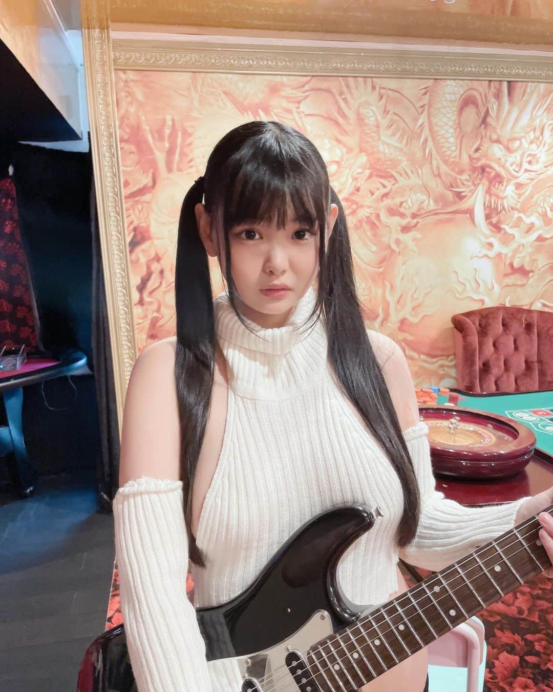 松本ひかるのインスタグラム：「ギター練習中🎸」