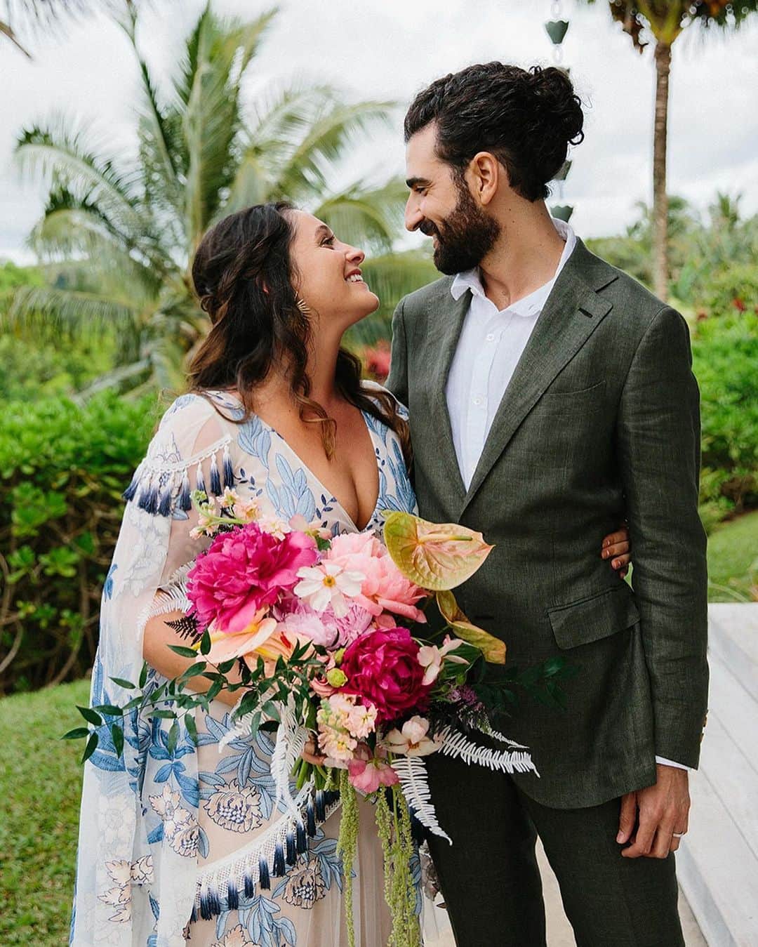 エリザベス・パーキンスのインスタグラム：「Happy Anniversary to the beautiful Hannah and Morgan. I couldn’t possibly love you more. 💕💕」