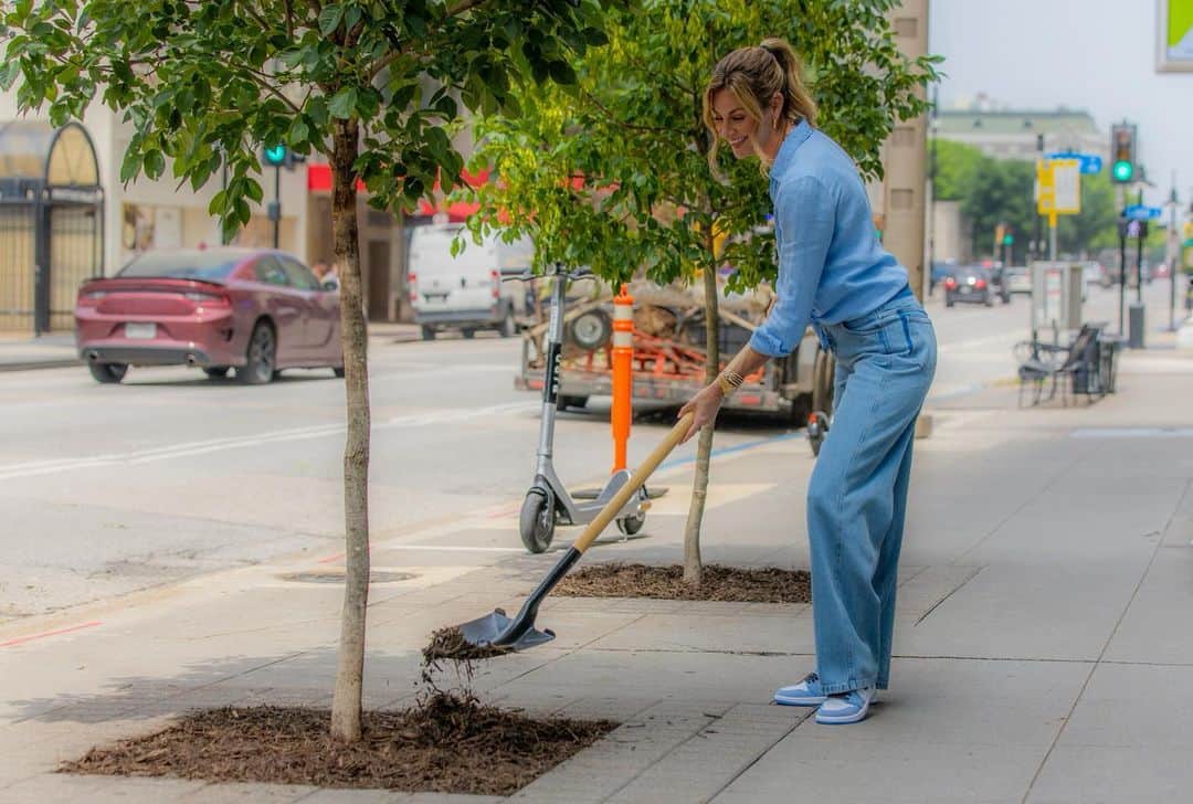 エリン・アンドリューズのインスタグラム：「#ad #ClaritinPartner Let’s hear it for the female trees! ICYMI: Male trees produce the pollen that leads to seasonal allergies for many (including me!), while female trees do not. I don’t know about you, but it’s been a tough allergy season for me! Join me and @ClaritinUSA as we fight allergies this spring one female tree at a time. Through its #DiversiTreeProject, #Claritin is hosting female tree plantings in select cities across the country. With Dallas ranking as the second worst city for seasonal allergies in the US this year, I was thrilled to join #Claritin on its mission to help allergy sufferers by planting the first of what will become a forest-worth of female trees in the city. 🌳♀」