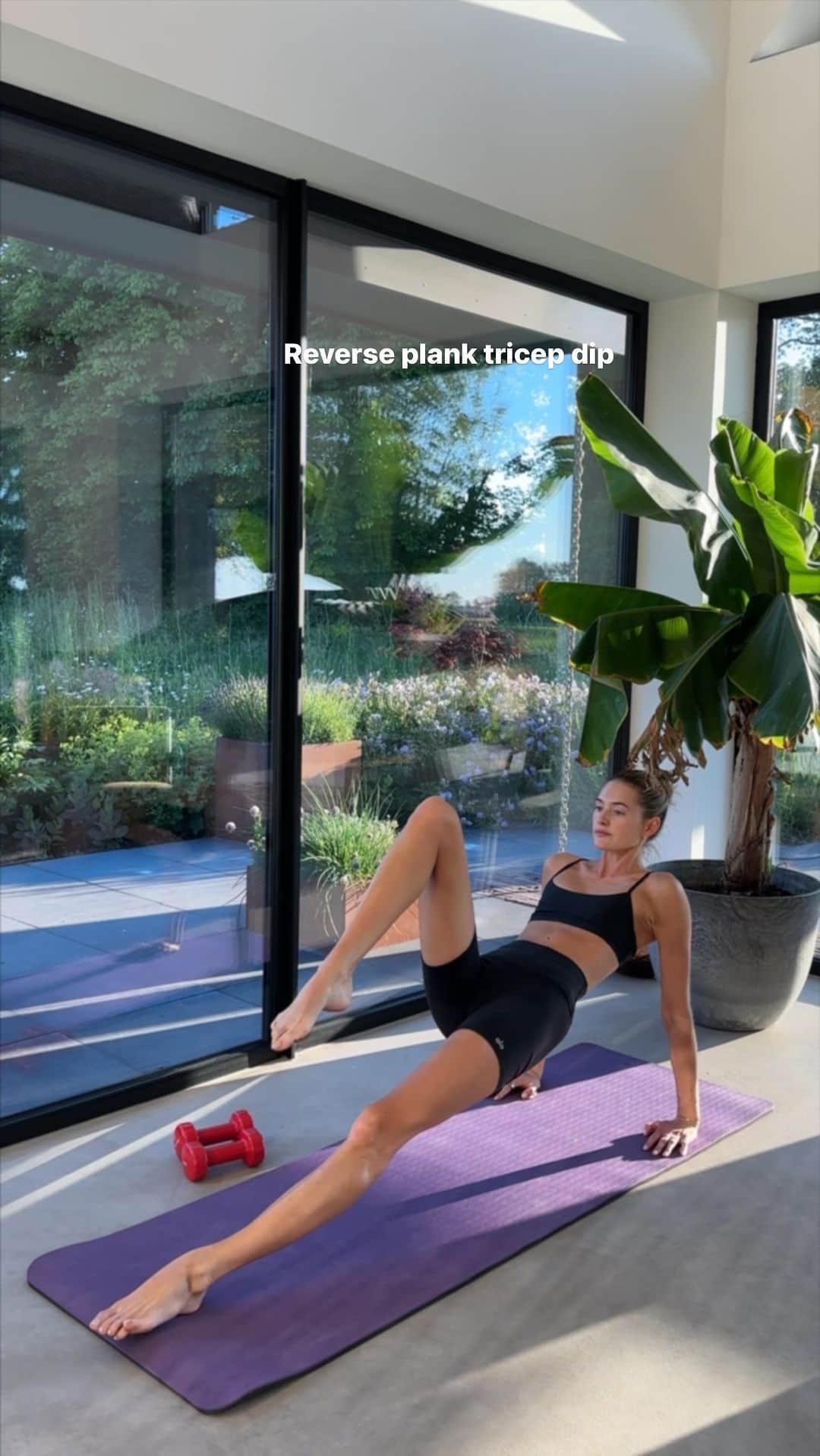 サンヌ・ヴロートのインスタグラム：「Getting ready for my big day so I am making sure to stick to my workout routines even when I  on the go. This workout you can do anywhere and anytime! Save this:  Each exercise for 8-12 reps x 3 sets 	1. Bicep curl w/ shoulder press 	2. Lateral raise / front raise 	3. Lunge w/ shoulder press 	4. Reverse plank tricep dip 	5. One arm tricep extension ( each side) 	6. Push up variation  Find more of my workouts & workout programs on @soulsyncbody」