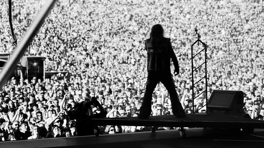 ヴィンス・ニールのインスタグラム：「Craziness in Copenhagen @copenhell 🙌 #mötleycrüe」