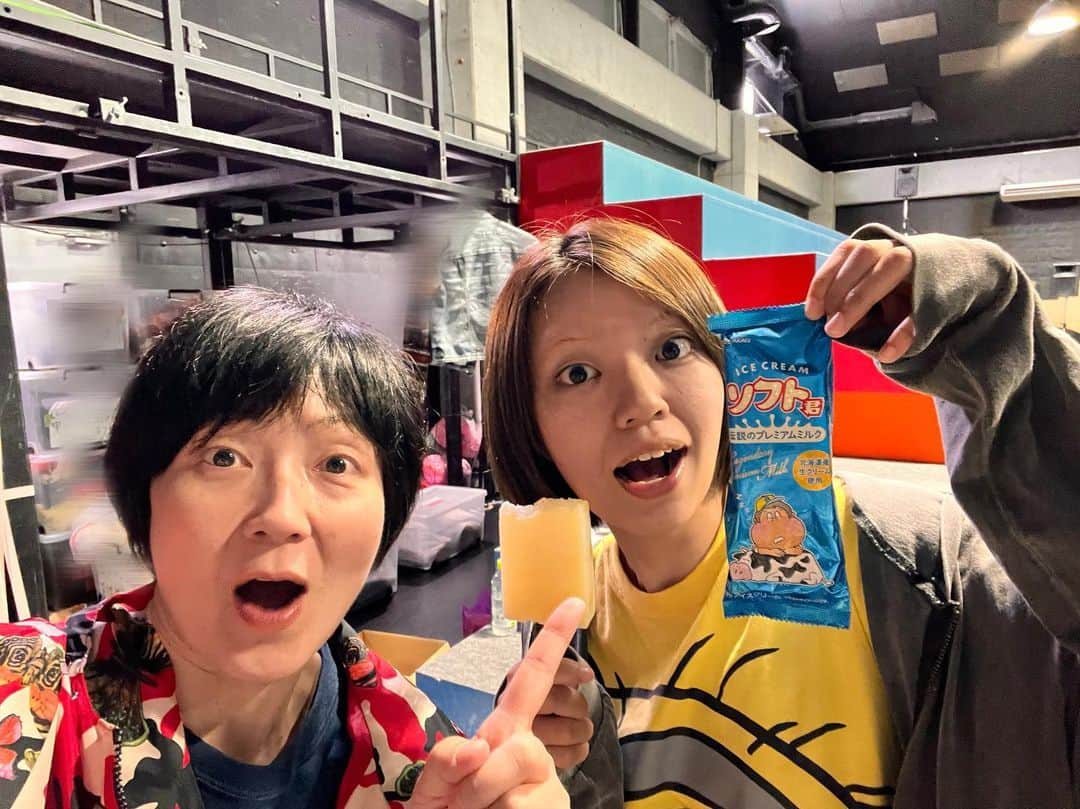 矢原加奈子さんのインスタグラム写真 - (矢原加奈子Instagram)「ガリガリくんの差し入れで テンション上げて 今日も稽古がんばる！  伝説のプレミアムミルク 初めて食べた！ 私の中で 伝説になりました…  シン・ワハハ本番まで あと一週間💦 チケットのまだの方 間に合います！ お急ぎをっ！  #ガリガリくん #ナツコのまゆ毛を探してます」6月15日 6時30分 - kanakoyahara