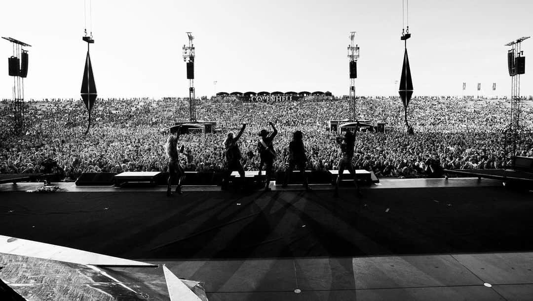 ニッキー・シックスさんのインスタグラム写真 - (ニッキー・シックスInstagram)「#CopenHell CRAZY FÜCKERS.  Up next #HellFest @motleycrue #TheWorldTour 📷 by @samshapiromedia ⬅️ Who is a badass BTW.  He really keep’s the fans up to speed on our tour inside and out. The amount of video we have is unbelievable…」6月15日 6時44分 - nikkisixxpixx