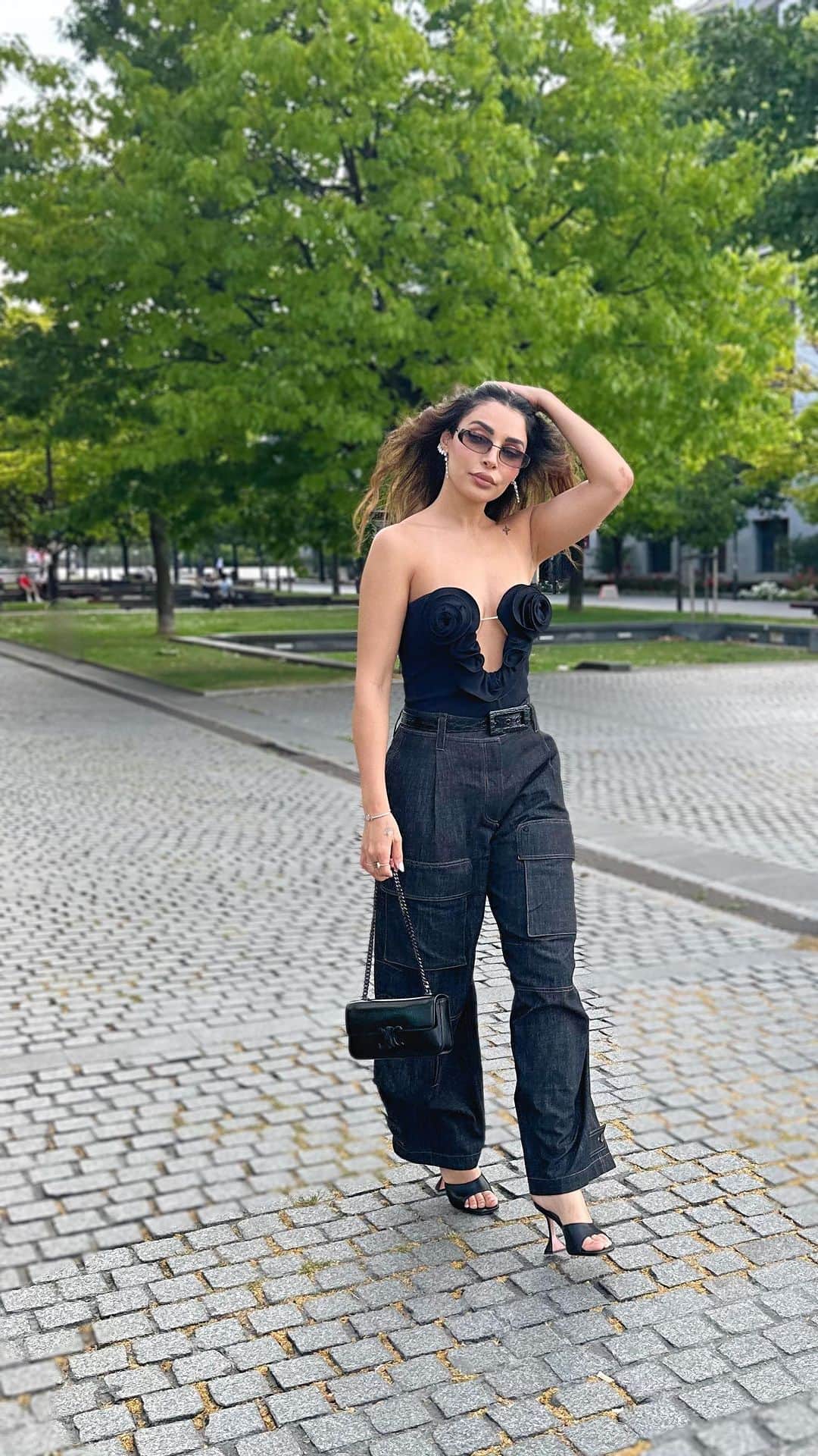 sananasのインスタグラム：「Outfit of the night 🖤Je pourrais vivre dans ce cargo @brunellocucinelli_brand et peut-être même m’endormir dedans …  Par contre c’est fou je ne sais jamais quoi faire de mes mains quand je pose ou que l’on me filme 😂vous aussi ?  Top : @magdabutrym  Pantalon @brunellocucinelli_brand  Ceinture @ysl  Mules @aminamuaddi  Sac @celine  Lunettes @gucci」