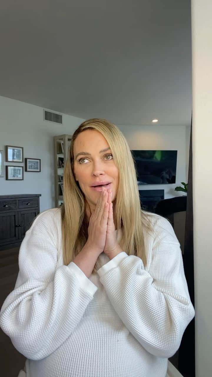 Peta Murgatroydのインスタグラム：「Expecting a new baby has so many things you have to check off your list to do! I made it a point to make sure I had everything set up for this new little one’s blood bank! I did it with Shai, and it was the best decision I could have ever made. Essentially it stores the blood from the umbilical cord, which has stem cells that can help treat over 80 different conditions in the future! Shai’s has been frozen for 6 years, so I knew this was something I wanted to do with this baby as well, just in case! Check out the link below for more information mamas & expecting parents!   #bankwithviacord #cordbloodbanking #sponsored @viacord   https://www.viacord.com/?utm_source=socials&utm_medium=PaidCreatorContent&utm_campaign=PetaM&utm_term=June23」
