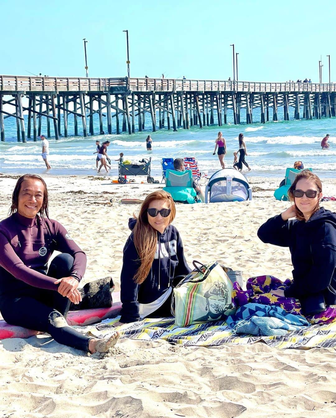 北紺守彦さんのインスタグラム写真 - (北紺守彦Instagram)「今日は大好きなNewport  Beachに行きました  この街は 写真では伝わらないぐらい 魅力的な場所  Bayと海に囲まれた 水の都  サーフィンに適したワールドワイドの🌊 波があったり  Newport costやクリスタルコーブの高級エリアがあったり ⛳️pelican billsは 特に素晴らしい場所 また紹介しますね  今は 娘の🎓学校の近くに住んでいますが 高校生になる頃には こちらに来たいですね♪  将来🛥クルーザー付きの家が欲しいなぁ  Newport beachは市内の4分の1の世帯が 年収20万ドル以上で 資産は平均およそ 100万ドルにのぼると報じられています😄  今夜は そんなNewport beachの クリスタルコーブにある 🐟Bluefinに行きました 奈央に ご馳走になりました ありがとう🙇  元⚾️シアトルマリナーズの長谷川さん ご夫妻にも会えて嬉しかったです 素敵なご夫婦ですね  @achara70  @english_lessons_by_moana  @kazumi0413  #マリナーズ  #bluefin  #newportbeach  #crystalcove  #pelicanhill」6月15日 6時52分 - morihiko.kitakon