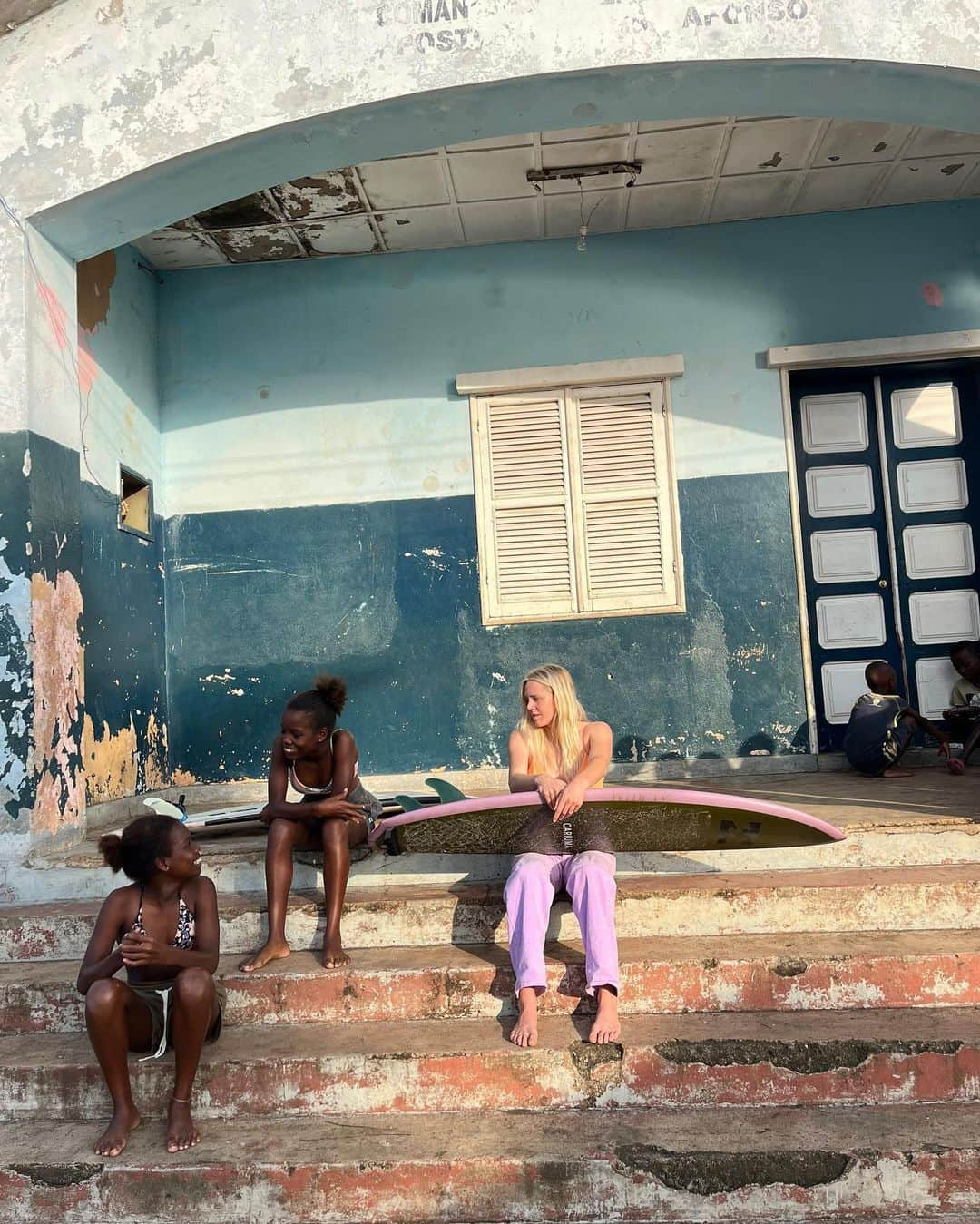 ローラ・エンバーのインスタグラム：「An unforgettable trip. Thankyou for having us São Tomé 🖤 The locals are so beautiful and the waves are so fun! I am so inspired by what @somasurf_ are doing for the female surfing community here 🫶 we can’t wait to show you more from this #knowthefeeling episode - I’ll be back!!! 🇸🇹 @billabongwomens @patti_agency」