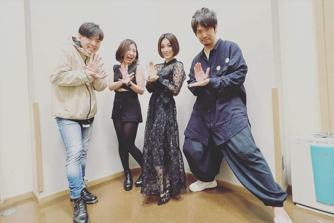 酒井法子さんのインスタグラム写真 - (酒井法子Instagram)「２０２３年4月23日に行われました 「関西音酒場at大阪市中央公会堂」 沢山の皆様に応援して頂いたあの、 楽しかった日の思い出を振り返りまぁす！ 関西音酒場と言えば 2022.9月10日にもハチ北にも 参加させて頂きました🙇‍♀️ 主催者で、出演アーティストでもある エレナファウンデの宮崎将光さんと仲間たちの 地道な努力で新たな仲間が一人、 また、一人と増えて ここまで歩いてこられた軌跡が集結した 素敵なステージ💙 宮崎さんの憧れの地だった大阪市中央公会堂での 開催に私も参加させて頂き本当に嬉しく思います。 会場は、野外と館内と2か所に渡り行われましたが 両方とも、暖かなお客様に支えて頂き大成功でございました。🙇‍♀️。本当に有難うございました🙇‍♀️ そして、祭りと言えば美味しい食事にドリンク！ 今回もマンモスおいぴーキッチンカーが駆けつけてくださり皆様の胃袋を満たしてくださった事と思います❤️リハーサルから私自身が音に酔いしれ 幸せなひと時でした。 会場ではいらしてくださったお客様全員に 「LA・PAN」(ラ.パン)さんの うさぎちゃんの刻印入り 食べた瞬間好きになる、シルクのような口溶けの高級クリーミー生食パンがなんとお土産にご用意頂けたのです。本番当日前夜の深夜からずっと、工場ではパンを焼き続けご用意してくださったそうです。😭😭 愛しかない。。そんな素晴らしい一夜の夢でございました。 「次回の関西音酒場はin 横浜💙2023.6.25日 今回私はいませんが、楽しい事は間違いないので 是非皆さん遊びにいらしてくださいね！」  関西音酒場大阪市中央公会堂の出演者↓ 【出演】木村くんと有山くん(木村充揮&有山じゅんじ)/原田真二/酒井法子/Rickie-G/奇妙礼太郎/エレナファウンデ/ヒサ絵/錬磨/椎名純平/Hiplin/Wa Yo Set/ちなげ/Lenon/K-106/KRD8/WT☆Egret/Gospel Party Choir（O.A）/=Asking Life=（MC）/アポロン山崎（MC）  ▪️野外フリーステージ（11:00-17:00） MC:Tipping 【出演】 本夛マキ/近藤夏子/原田茶飯事/LEE-BEN/宮腰理/おりゆき/Akito×Woderful/ALY duo set with MASA/CHARHANとKyoto Jazz Manouche #関西音酒場 #LA.PAN #関西音酒場YouTubeチャンネル登録1000人突破 #木村くんと有山くん #原田真二さん #Rickie-Gさん #奇妙礼太郎さん #エレナファウンデ #ヒサ絵さん #錬磨 #椎名純平さん #Hiplin #Wa Yo Set #ちなげさん #Lenon #K-106 #KRD8 #WT☆Egret #Gospel Party Choir #=Asking Life= #アポロン山崎さん #本夛マキさん #近藤夏子さん #原田茶飯事さん #LEE-BEN #宮腰理さん #おりゆきさん #Akito×Woderful #ALY duo set with MASA #CHARHANとKyoto Jazz Manouche」6月15日 6時44分 - noriko_sakai_official