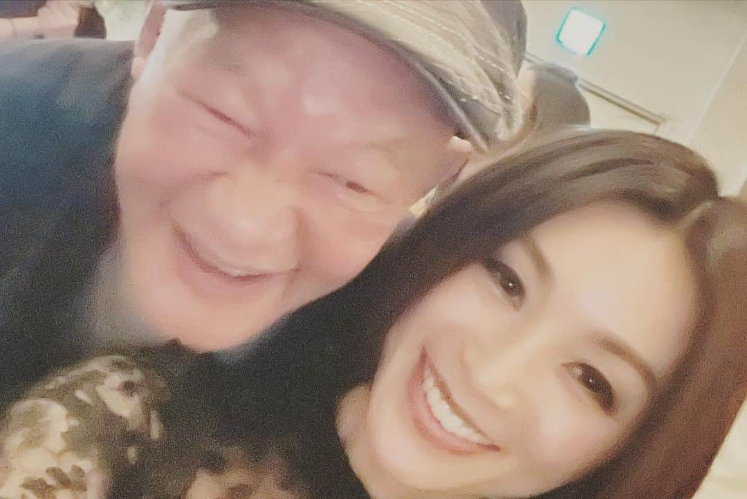 酒井法子さんのインスタグラム写真 - (酒井法子Instagram)「２０２３年4月23日に行われました 「関西音酒場at大阪市中央公会堂」 沢山の皆様に応援して頂いたあの、 楽しかった日の思い出を振り返りまぁす！ 関西音酒場と言えば 2022.9月10日にもハチ北にも 参加させて頂きました🙇‍♀️ 主催者で、出演アーティストでもある エレナファウンデの宮崎将光さんと仲間たちの 地道な努力で新たな仲間が一人、 また、一人と増えて ここまで歩いてこられた軌跡が集結した 素敵なステージ💙 宮崎さんの憧れの地だった大阪市中央公会堂での 開催に私も参加させて頂き本当に嬉しく思います。 会場は、野外と館内と2か所に渡り行われましたが 両方とも、暖かなお客様に支えて頂き大成功でございました。🙇‍♀️。本当に有難うございました🙇‍♀️ そして、祭りと言えば美味しい食事にドリンク！ 今回もマンモスおいぴーキッチンカーが駆けつけてくださり皆様の胃袋を満たしてくださった事と思います❤️リハーサルから私自身が音に酔いしれ 幸せなひと時でした。 会場ではいらしてくださったお客様全員に 「LA・PAN」(ラ.パン)さんの うさぎちゃんの刻印入り 食べた瞬間好きになる、シルクのような口溶けの高級クリーミー生食パンがなんとお土産にご用意頂けたのです。本番当日前夜の深夜からずっと、工場ではパンを焼き続けご用意してくださったそうです。😭😭 愛しかない。。そんな素晴らしい一夜の夢でございました。 「次回の関西音酒場はin 横浜💙2023.6.25日 今回私はいませんが、楽しい事は間違いないので 是非皆さん遊びにいらしてくださいね！」  関西音酒場大阪市中央公会堂の出演者↓ 【出演】木村くんと有山くん(木村充揮&有山じゅんじ)/原田真二/酒井法子/Rickie-G/奇妙礼太郎/エレナファウンデ/ヒサ絵/錬磨/椎名純平/Hiplin/Wa Yo Set/ちなげ/Lenon/K-106/KRD8/WT☆Egret/Gospel Party Choir（O.A）/=Asking Life=（MC）/アポロン山崎（MC）  ▪️野外フリーステージ（11:00-17:00） MC:Tipping 【出演】 本夛マキ/近藤夏子/原田茶飯事/LEE-BEN/宮腰理/おりゆき/Akito×Woderful/ALY duo set with MASA/CHARHANとKyoto Jazz Manouche #関西音酒場 #LA.PAN #関西音酒場YouTubeチャンネル登録1000人突破 #木村くんと有山くん #原田真二さん #Rickie-Gさん #奇妙礼太郎さん #エレナファウンデ #ヒサ絵さん #錬磨 #椎名純平さん #Hiplin #Wa Yo Set #ちなげさん #Lenon #K-106 #KRD8 #WT☆Egret #Gospel Party Choir #=Asking Life= #アポロン山崎さん #本夛マキさん #近藤夏子さん #原田茶飯事さん #LEE-BEN #宮腰理さん #おりゆきさん #Akito×Woderful #ALY duo set with MASA #CHARHANとKyoto Jazz Manouche」6月15日 6時44分 - noriko_sakai_official