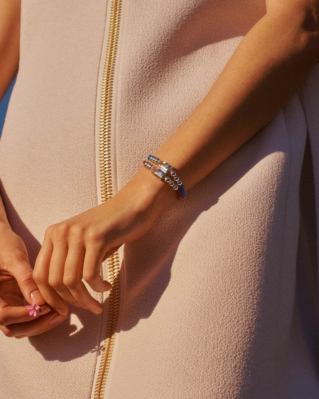 ルイ・ヴィトンさんのインスタグラム写真 - (ルイ・ヴィトンInstagram)「#MAKEAPROMISE with #LouisVuitton's Silver Lockit bracelets. Evoking summer with vibrant hues and signature details, the new collection is sported by #ChloeGraceMoretz in support of the Maison's ongoing partnership with @UNICEF to help children in need. Discover the latest designs via link in bio.  UNICEF does not endorse any company, brand, product or service.」6月15日 21時00分 - louisvuitton