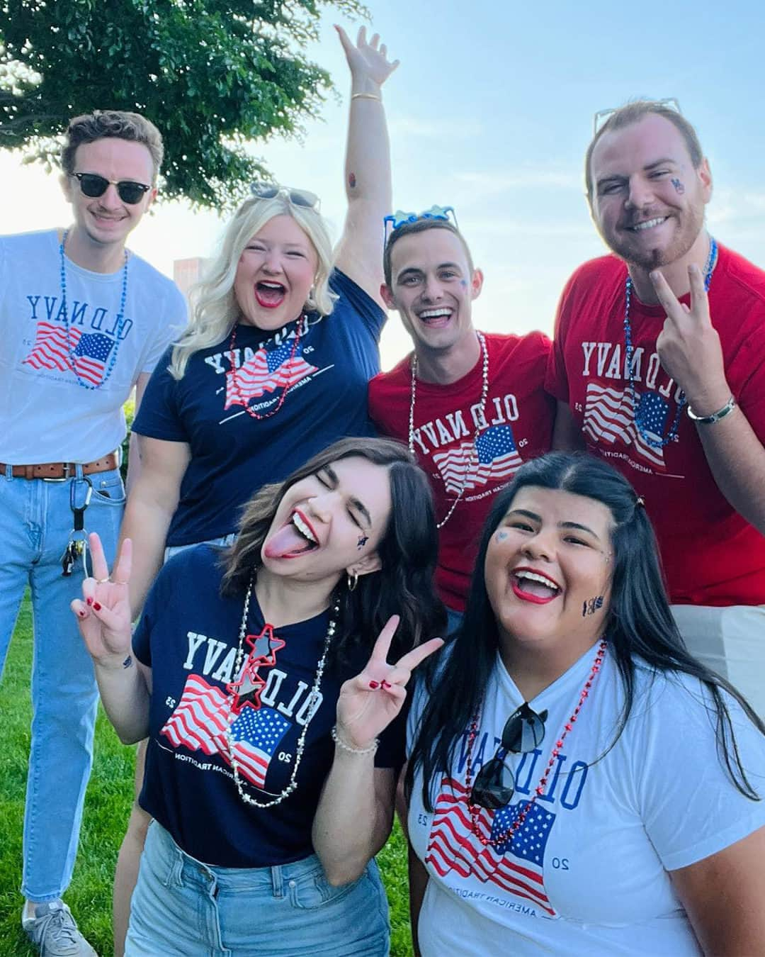 Old Navyさんのインスタグラム写真 - (Old NavyInstagram)「#nationalflagday brings all the tees to the yard 🎶 🥤  #flagday #nationalflagday #redwhiteandblue #spottedinoldnavy #oldnavystyle」6月15日 6時55分 - oldnavy