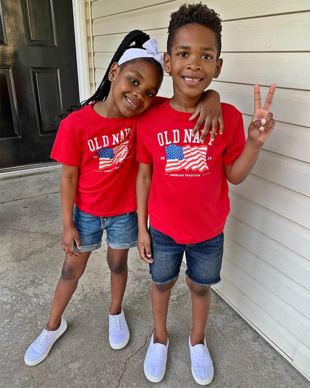 Old Navyさんのインスタグラム写真 - (Old NavyInstagram)「#nationalflagday brings all the tees to the yard 🎶 🥤  #flagday #nationalflagday #redwhiteandblue #spottedinoldnavy #oldnavystyle」6月15日 6時55分 - oldnavy