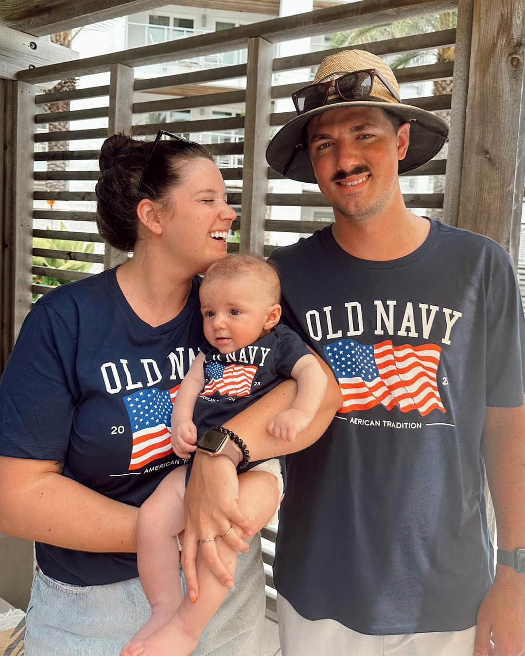 Old Navyさんのインスタグラム写真 - (Old NavyInstagram)「#nationalflagday brings all the tees to the yard 🎶 🥤  #flagday #nationalflagday #redwhiteandblue #spottedinoldnavy #oldnavystyle」6月15日 6時55分 - oldnavy