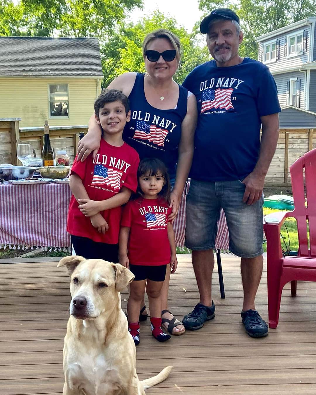 Old Navyさんのインスタグラム写真 - (Old NavyInstagram)「#nationalflagday brings all the tees to the yard 🎶 🥤  #flagday #nationalflagday #redwhiteandblue #spottedinoldnavy #oldnavystyle」6月15日 6時55分 - oldnavy