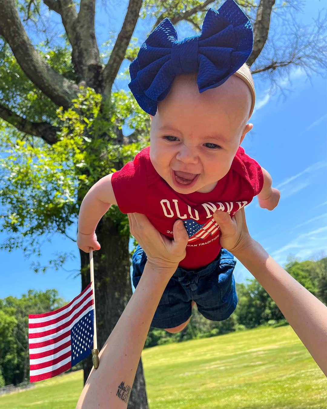 Old Navyさんのインスタグラム写真 - (Old NavyInstagram)「#nationalflagday brings all the tees to the yard 🎶 🥤  #flagday #nationalflagday #redwhiteandblue #spottedinoldnavy #oldnavystyle」6月15日 6時55分 - oldnavy