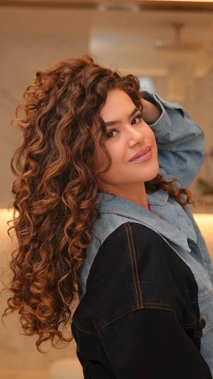 Maisa Silvaのインスタグラム：「Prima blogueira ataca novamente com dicas infalíveis pro cabelo feat Ativador de Cachos SOS Cachos Ácido Hialurônico da @salonlinebrasil ! Esse é maravilhoso 🫶🏻  . *publi」
