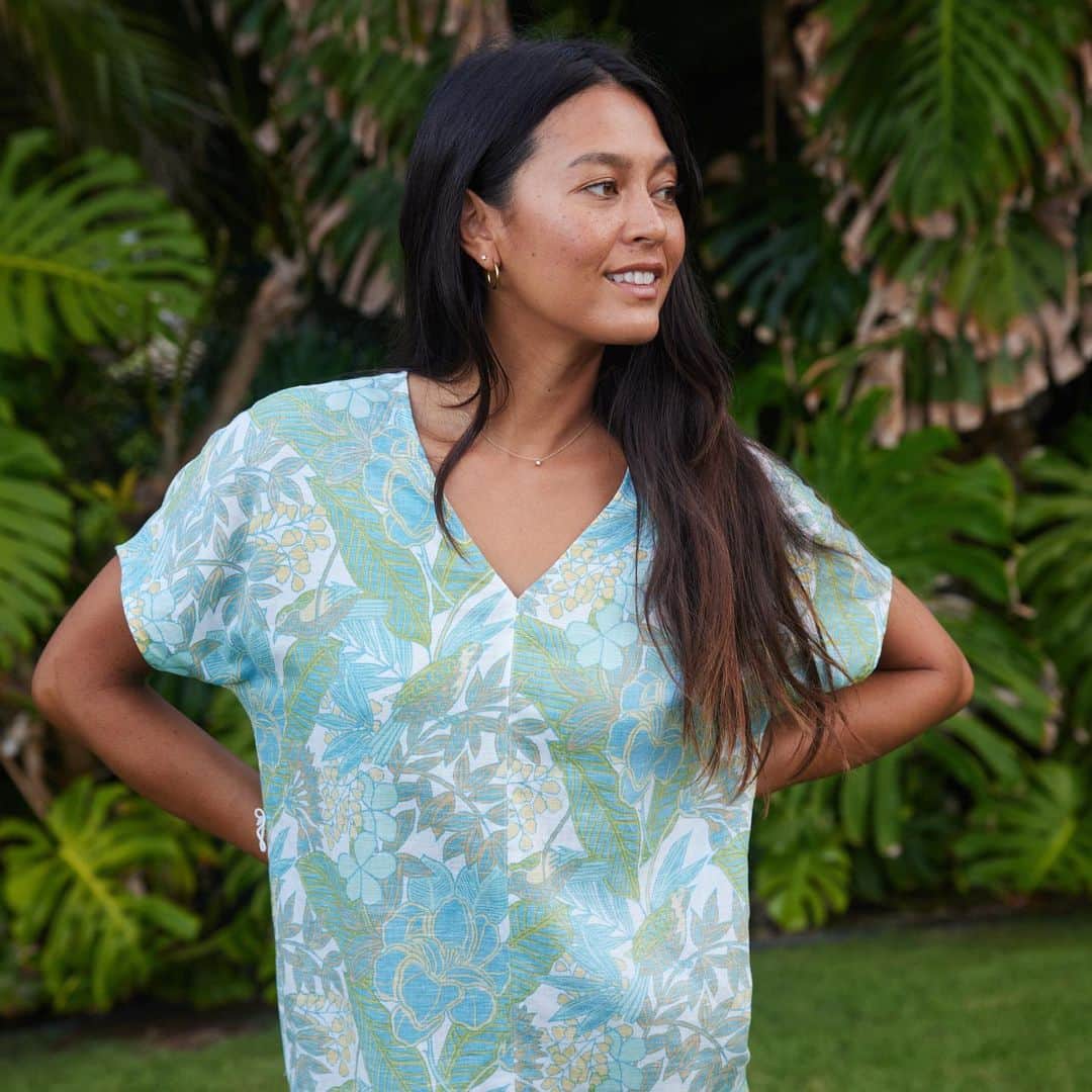 レインスプーナーさんのインスタグラム写真 - (レインスプーナーInstagram)「New styles for women are here. We’ve got some great pieces for the warmer months ahead like Jungle Escape Maxi featured here. This kaftan inspired dress with side spurs and a v-neck features a linen cotton blend and a archive reyn spooner foliage print. Available in store and online now.」6月15日 7時04分 - reynspooner