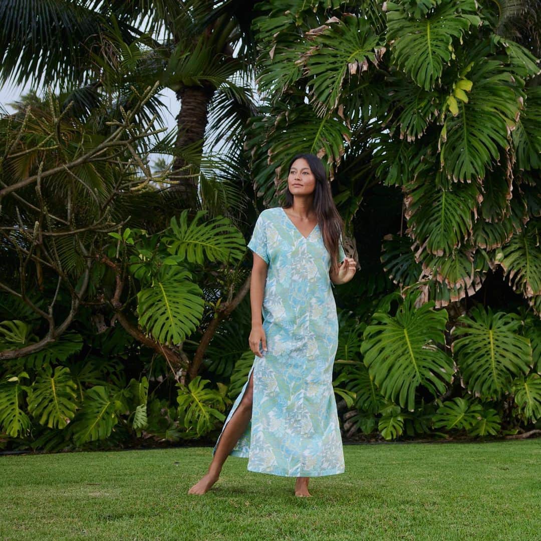 レインスプーナーさんのインスタグラム写真 - (レインスプーナーInstagram)「New styles for women are here. We’ve got some great pieces for the warmer months ahead like Jungle Escape Maxi featured here. This kaftan inspired dress with side spurs and a v-neck features a linen cotton blend and a archive reyn spooner foliage print. Available in store and online now.」6月15日 7時04分 - reynspooner