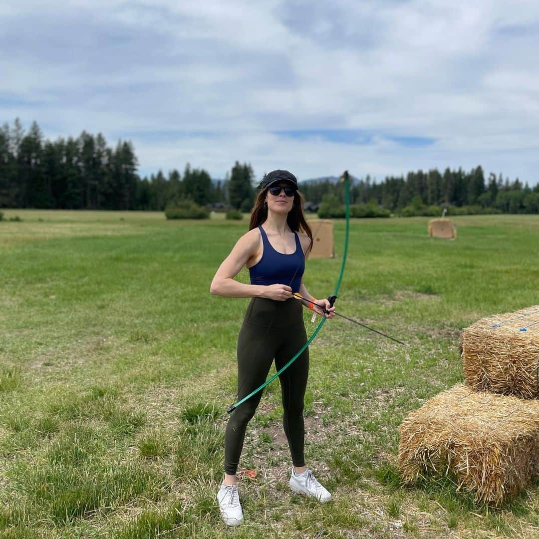 マリーナ・スコーシアーティのインスタグラム：「Katniss & Mini Katniss. Never hit the target, but we had so much fun! @suncadia 🎯 #outofoffice #BRB #washingtonstate #vacation #forestlovers #familyvacation #familyvacay #butmorningsaremyown #suncadiaresort #suncadia #familyvacationsideas #golfrestort #bowandarrow #archerylife #archerypractice #archerylifestyle #kidsachery #katnisseverdeen #hiatus #ryleeandcru #kidsfashion @ryleeandcru」