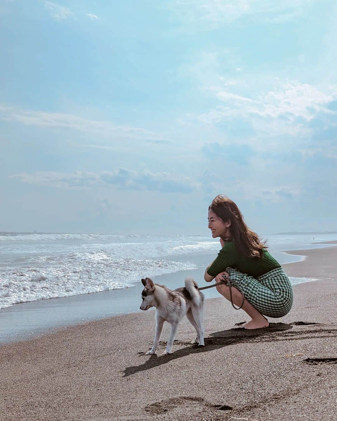 Yoshiko Kris-Webb クリス-ウェブ佳子さんのインスタグラム写真 - (Yoshiko Kris-Webb クリス-ウェブ佳子Instagram)「初めての海と久しぶりの海でした。 #PawsomeDogFaye」6月15日 7時18分 - tokyodame
