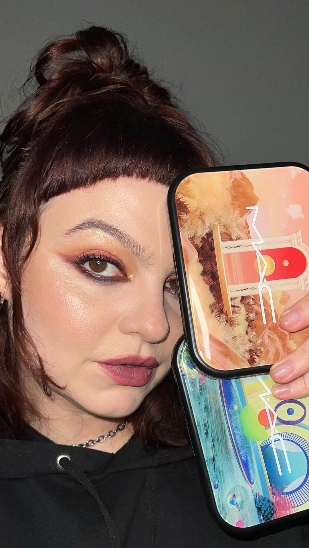 M·A·C Cosmetics BRのインスタグラム：「As paletas Connect In Color são um sucesso e a @moniseguaraldo trouxe dicas incríveis das nossas paletas coloridas.   Clica na live e saiba mais」