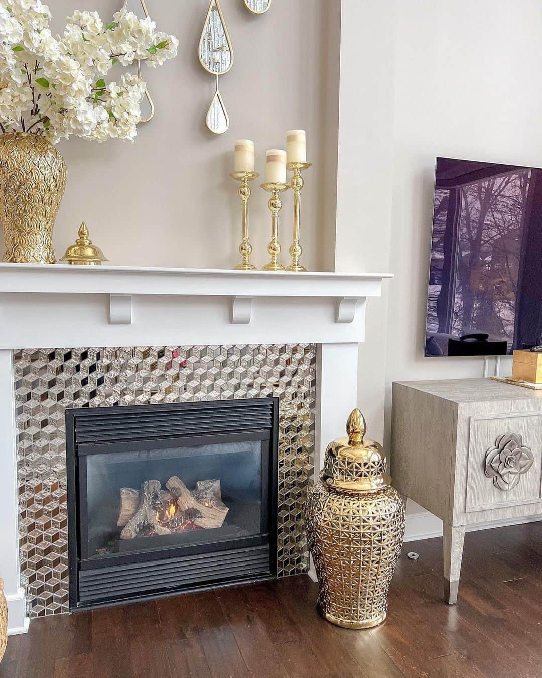 のインスタグラム：「Creating a warm ambiance in any room is possible at inspiremehomedecor.com 🕯️Find gorgeous candle necessities and vignette pieces today, click the link in bio or tap the photos to get the look!」