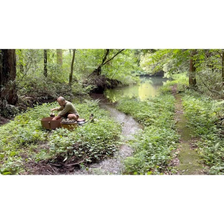 ハミルのインスタグラム：「. . 【　北の空想民族茶会　】  6/23,24、陶芸家で茶人の市川孝さんが、 地元札幌で、久しぶりの作品展と、 ”北の空想民族茶会”を行ってくださいます。  @takashi_ichikawa1212   学生時代、釧路の教育大学に通われてて、 ビッキさんの影響うけ、 音威子府まで行かれたりしていた市川さん。  その後、陶芸の修行をされ、 現在は滋賀で作陶されながらも、 全国で展示や独特な茶会を展開されております。  いくつかのお仕事や撮影で、 ご一緒させていただいてた市川さんに、 この度、私の地元でぜひ、この空間を作りたいと、 1年ちょっと前から、市川さん、sabitaの吉田真弓さんと やり取りを始めました。  そこに、独自の世界観を触れにいらしてください。 札幌の止まり木といやれるGRISの小野夫婦たちが、 北の食材と市川さんのお茶のルーツも感じされる 今回のメニューを考案しつづけてくださっており、 この初夏の良い季節に、 北での新たな茶事空間が実現となります。  +作品展はおひとり様の個数制限ございます。 入場制限も致しますので、 お並びしていただく場合ございますのでご了承ください。 転売などの目的の方は固く入場をお断りさせて頂きます。  明日16日からsabitaさんにて、お電話で受付となります。 詳細は　@sabita_yoshida まで.  sabita  札幌市中央区北1条西28丁目2-35 011-621-2400 Open 12:00-  #市川孝 #takashiichikawa」
