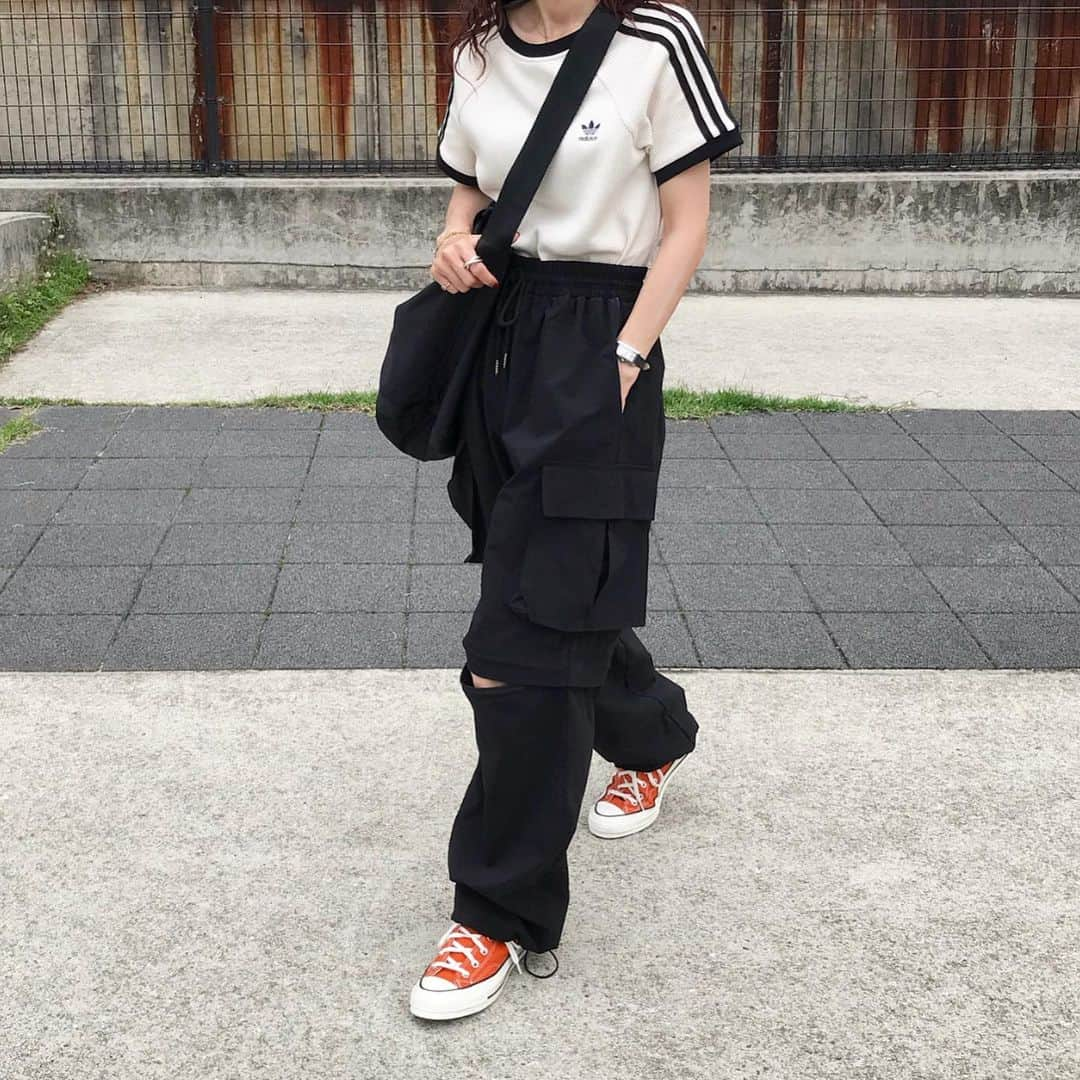 kumikaさんのインスタグラム写真 - (kumikaInstagram)「adidasワッフルtに、 @nugu_klee 2wayストリングカーゴパンツ👖  オレンジを差し色に🍊  このパンツもkleeの新商品です💕 膝にファスナーが付いていて、外してハーフパンツで履くこともできます🙆‍♀️ 全部閉じても可愛いけど、片方半分ぱっかーんも可愛いです🥰💕  @nugu_klee  本日6/15 17:00〜6/17 17:00まで、48h限定対象商品20%off❣️ 今回のテーマは「My Wardrobe」 私が買い取りして愛用している商品、生地やシルエットが可愛いくておススメ商品をたくさん集めました💓 . . . . tops#adidas pants @nugu_klee  bag#uniqlou#バケットバッグ shoes#ct70 （fire pit） . . . . #夏コーデ#カーゴパンツ#カーゴパンツコーデ#ハーフパンツ#adidas3stripes#アディダス#アディダスtシャツ#オレンジコーデ#orange#ショルダーバッグコーデ#uniqlo#ユニクロ#ユニクロコーデ#パーマヘア #tbt#ootd#instafashion#outfit#ママコーデ#古着女子」6月15日 7時51分 - kumika_iiio2