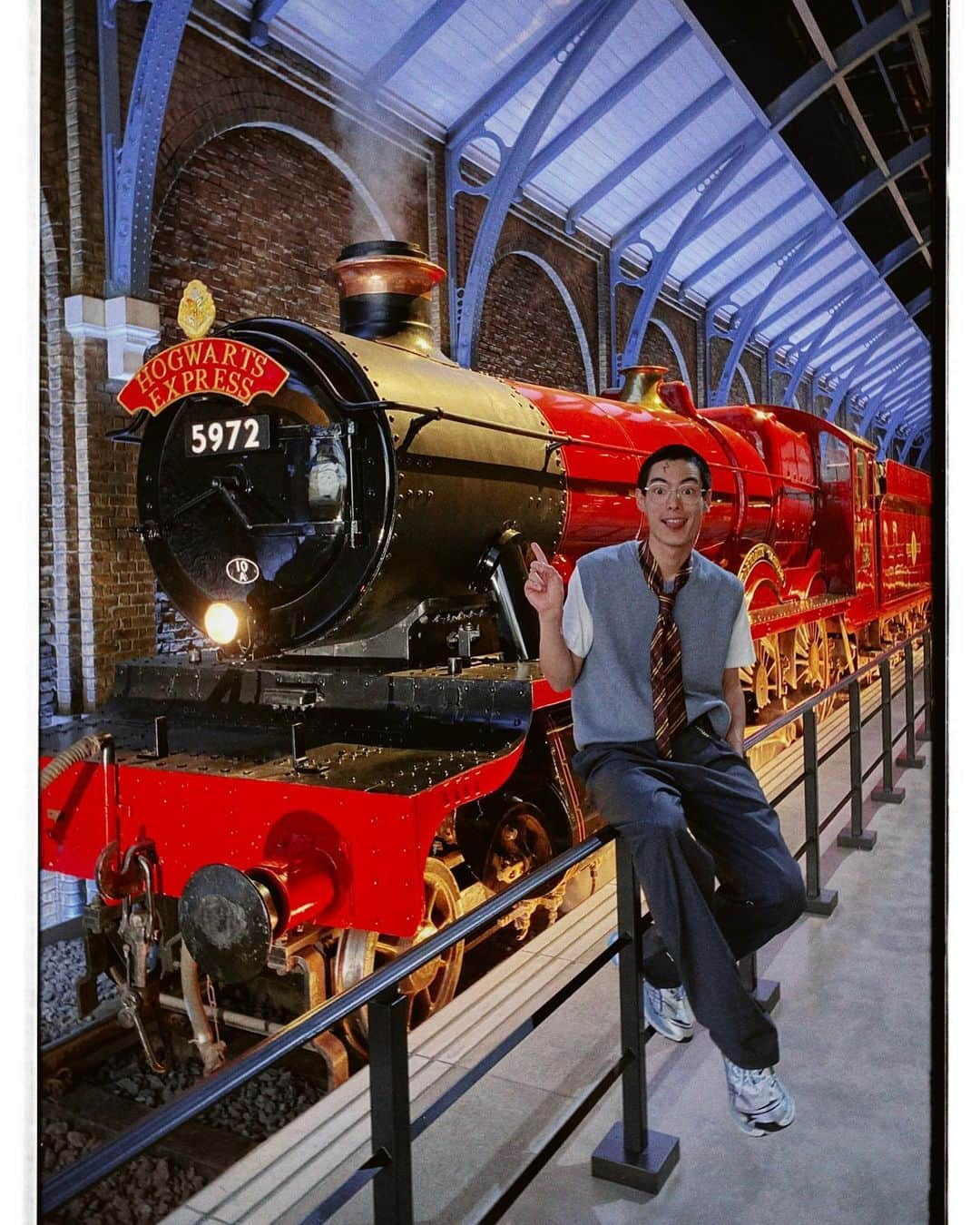 岩崎拓馬さんのインスタグラム写真 - (岩崎拓馬Instagram)「🧙🪄🧙‍♂️🧹 . . HARRY POTTER @wbtourtokyo   どれだけハリーポッターの世界に なったらいいなと望んだことか  もう凄すぎてため息😮‍💨  ハリポタが好きすぎて好きすぎて  大人が楽しめる空間  １,２時間で帰るツアーだと思ったら 気がつけば４時間以上過ぎてた🙄❤️  来世は魔法の世界に産まれますように🧙‍♂️🪄（切実） . . #HARRYPOTTER #ハリポタツアー #happytime」6月15日 7時56分 - happy_takuma