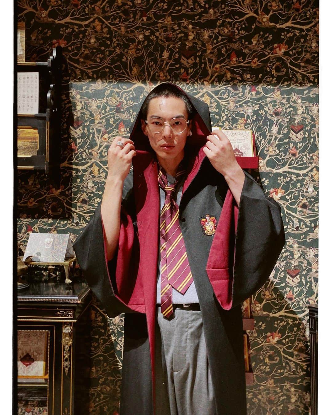 岩崎拓馬のインスタグラム：「🧙🪄🧙‍♂️🧹 . . HARRY POTTER @wbtourtokyo   どれだけハリーポッターの世界に なったらいいなと望んだことか  もう凄すぎてため息😮‍💨  ハリポタが好きすぎて好きすぎて  大人が楽しめる空間  １,２時間で帰るツアーだと思ったら 気がつけば４時間以上過ぎてた🙄❤️  来世は魔法の世界に産まれますように🧙‍♂️🪄（切実） . . #HARRYPOTTER #ハリポタツアー #happytime」