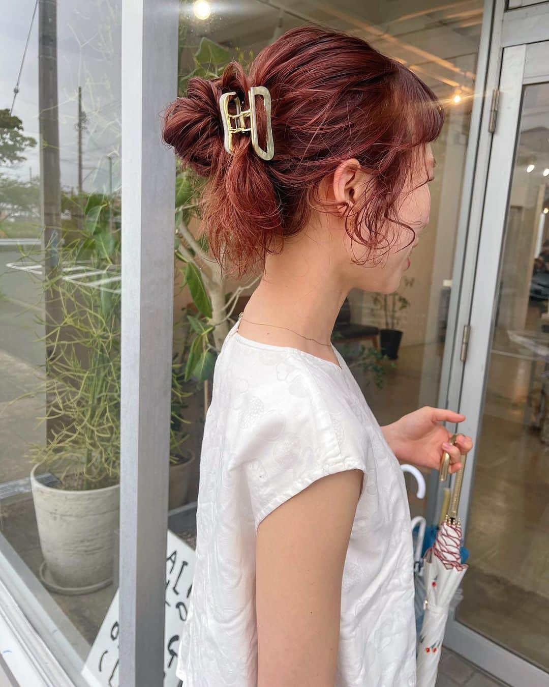 sakincho1028のインスタグラム：「梅雨時期もアレンジで楽しく乗り切りましょう🌼🐸 おまかせくださ〜い💫 ピンクヘアにライトグリーンのヘアクリップがかわいかった🐏  #sakinchohair #hairarrange#hair#arrange#hairset#ヘアアレンジ#アレンジ#ヘアセット#豊橋#美容室#豊橋美容室#結婚式#ブライダル#ヘアメイク#メイク#花嫁#セルフアレンジ#ピンクヘア#前髪」