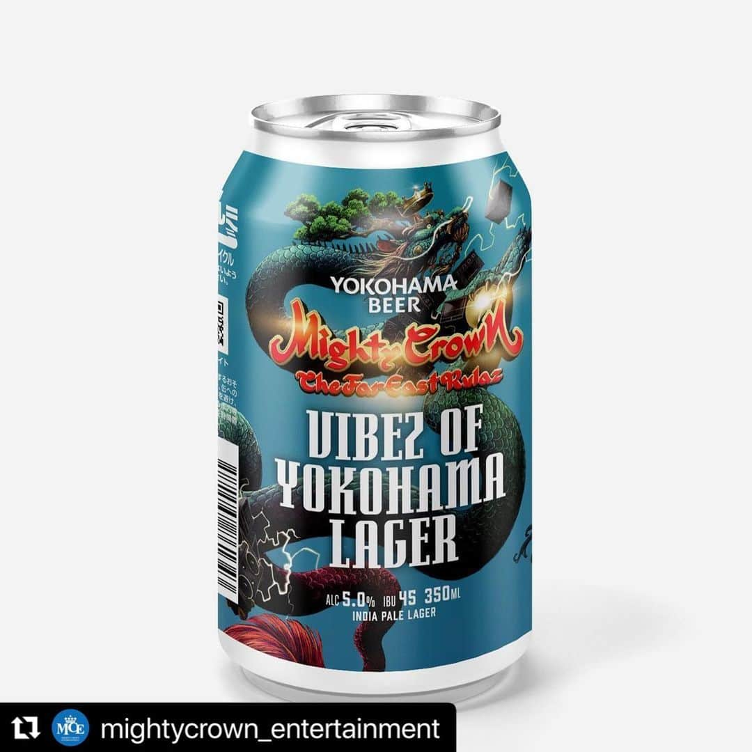 mastasimonのインスタグラム：「Yokohama Beer ❌ Mighty Crown Special Beer Collaboration ラガービール🍺RAGGA BEER 🍺  ・・・ Mighty Crownと @yokohamabeer がスペシャルコラボ🎉VIBES OF YOKOHAMA LAGERの発売が決定🍻  24日、25日の会場で販売予定のVIBES OF YOKOHAMA LAGERが予約販売決定！レゲエ祭後、余韻にひたりながら自宅で味わえます♪  数量限定のこちらのセットをお見逃しなく！  予約受付はこちらから https://www.yokohamabeer.shop/items/75388427  ■受付期間：6/15(水) 受付開始 ※規定数に達し次第、受付終了となります。※発送は6月下旬以降～7月上旬となります。  ■販売価格：6本SET ￥6,600円(税込)※BOX代/送料/手数料込  【VIBES OF YOKOHAMA LAGER】 灼熱の横浜レゲエ祭のヴァイヴスをブチアゲ、そしてヴァイブスを潤すビール ボトムの効いた苦みと、横浜の青空の様な爽快な柑橘系アロマの ラガービール（India Pale Lager）のスペシャルパッケージ缶仕様  ■ABV 5.0％ ■IBU 45 - @mightycrown @mastasimon @samicrown_lens @cojiecrown @yokohamabeer #mightycrown #横浜レゲエ祭 #横浜ビール」