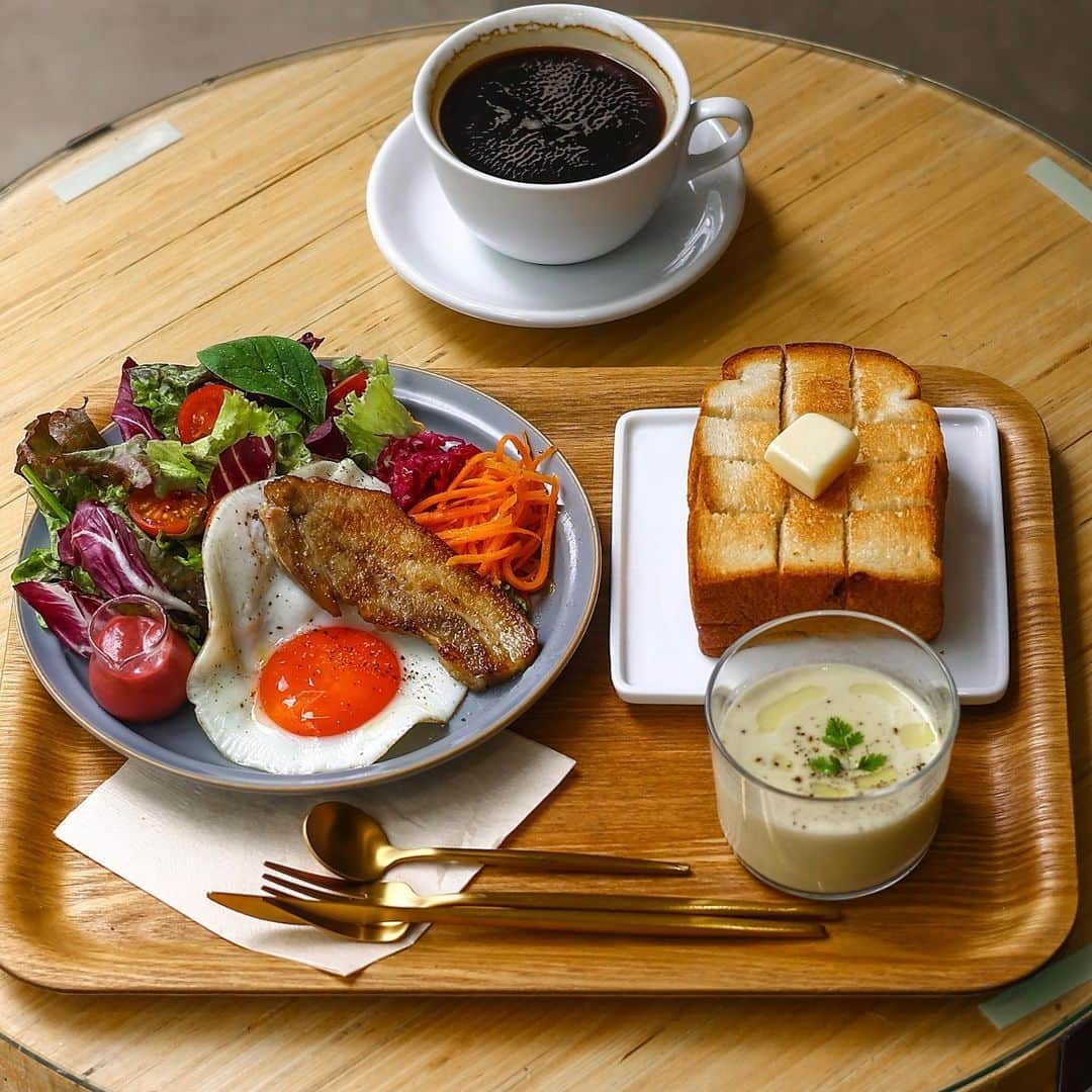 のインスタグラム：「.  .  foodscape! BAKERY 北浜 @foodscape_bakery  ベルリン風ドーナツだったり、 クロワッサンロールだったり、 焼きそばパンだったり...🤤  いつ訪れても 気になりすぎるパンが 勢揃いしている「foodscape」に、 超超超熱望していたトーストSETの提供が ついに始まった。  これは早起き頑張らねば！！！と思いながら、 インスタの投稿を再読して気づいた "どの時間でも注文可能です🙆🏻"の一文。  よー寝て、よー食べて！！と受け取りました☜  店名:foodscape! BAKERY 北浜 住所:大阪市中央区平野町1-7-1 堺筋高橋ビル1F  #foodscapeBAKERY#foodscape #osaka#japanesesweets#japantrip #モーニング#japanesesweets #osakatrip#北浜カフェ#北浜グルメ#大阪カフェ #大阪スイーツ#大阪グルメ#大阪旅行 #大阪モーニング#오사카#トースト」
