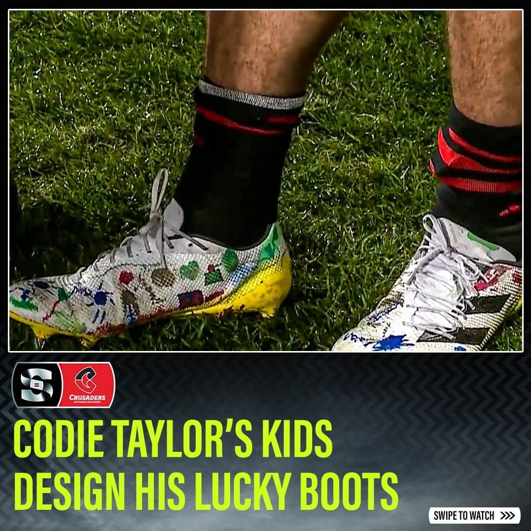 Super Rugbyのインスタグラム：「Kids just do the darndest things 😂  @codietaylor1's kids illustrated some 🔥 on their dad's kicks ahead of his quarter finals game on the weekend.  #SuperRugbyPacific #WelcomeToYourSuperStage」